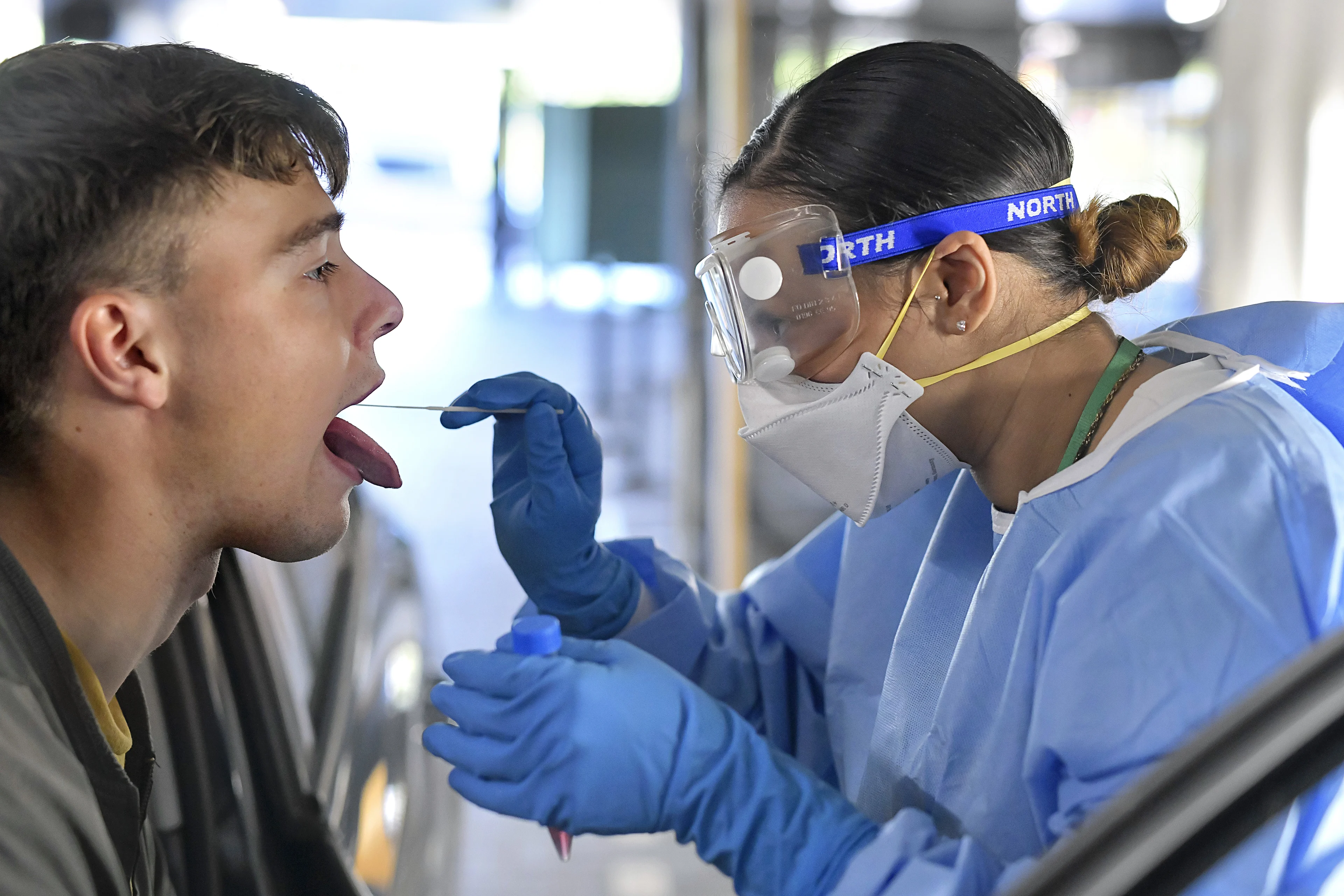 Afname positieve coronatests geremd, vooral twintigers krijgen het virus nu