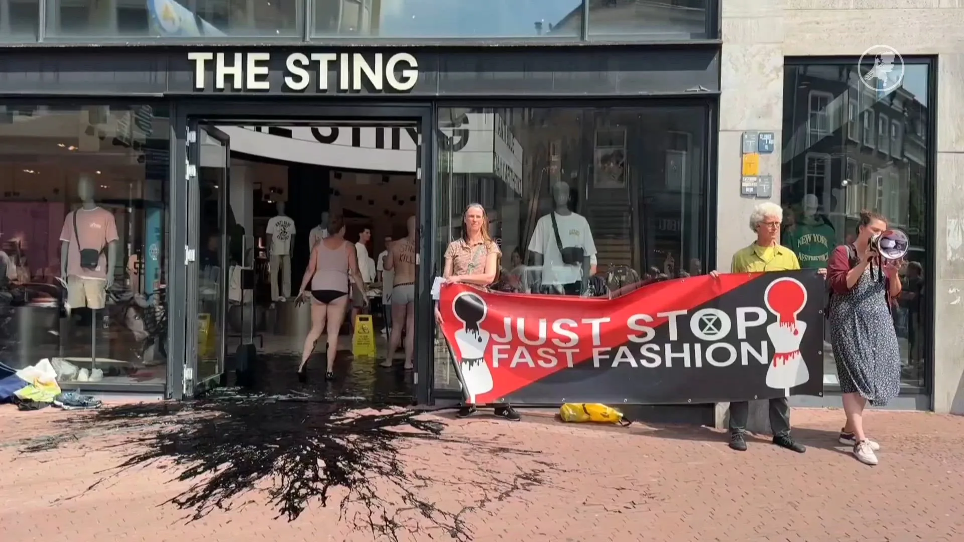 XR in actie tegen 'fast fashion': zwarte smurrie bij ingang kledingwinkel Arnhem
