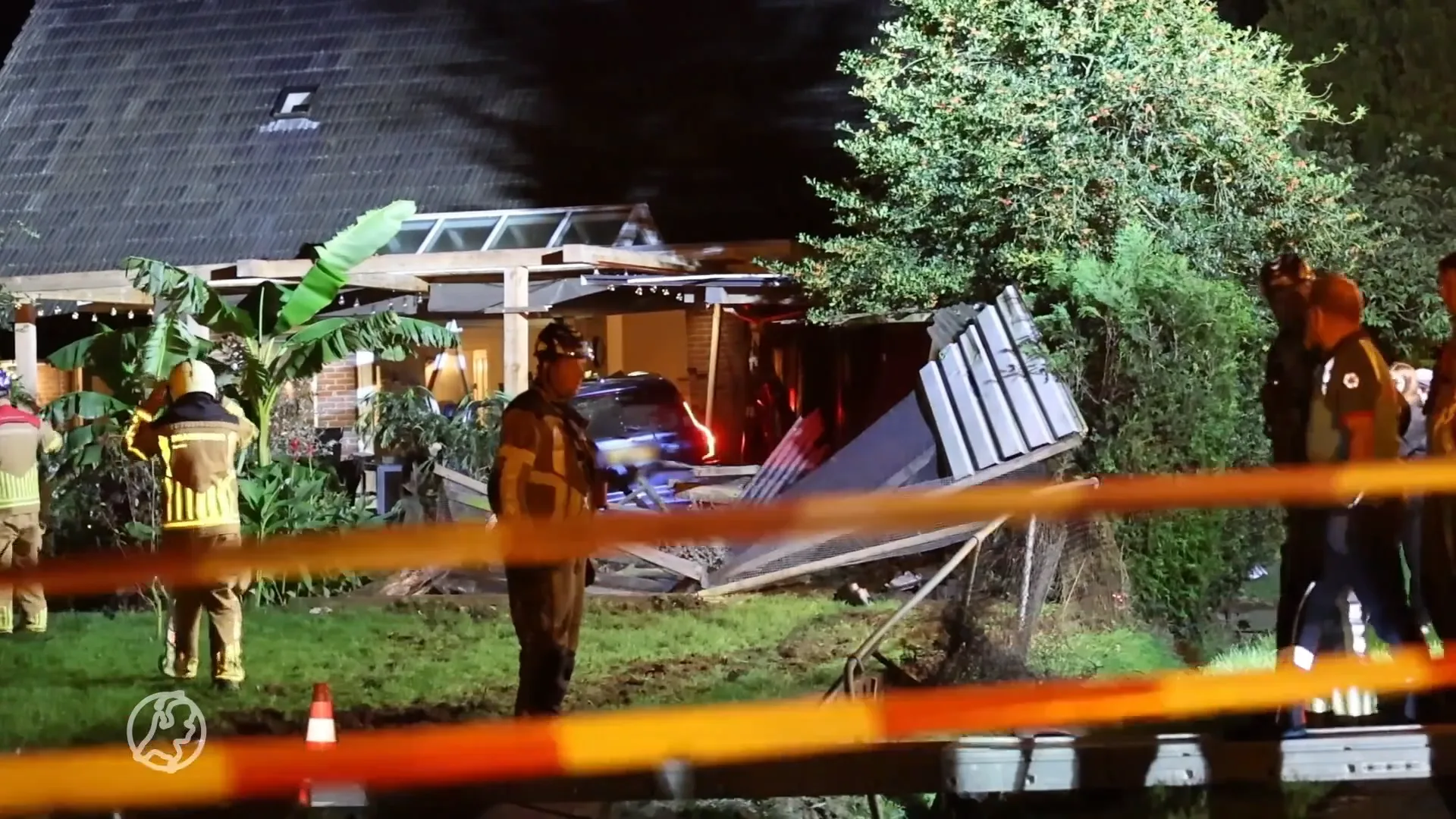 Auto vliegt huis binnen in Enter, bestuurder aangehouden