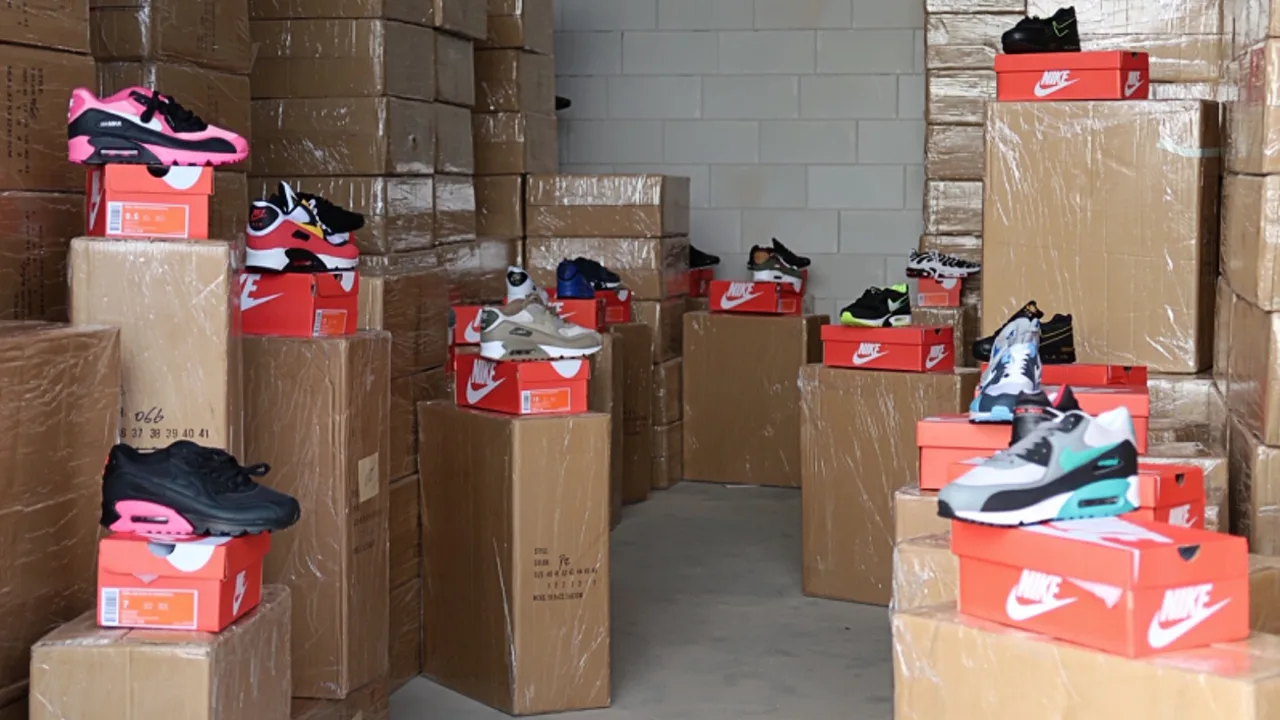 FIOD neemt 10.000 paar nep-Nikes in beslag in onderzoek naar valse merkkleding