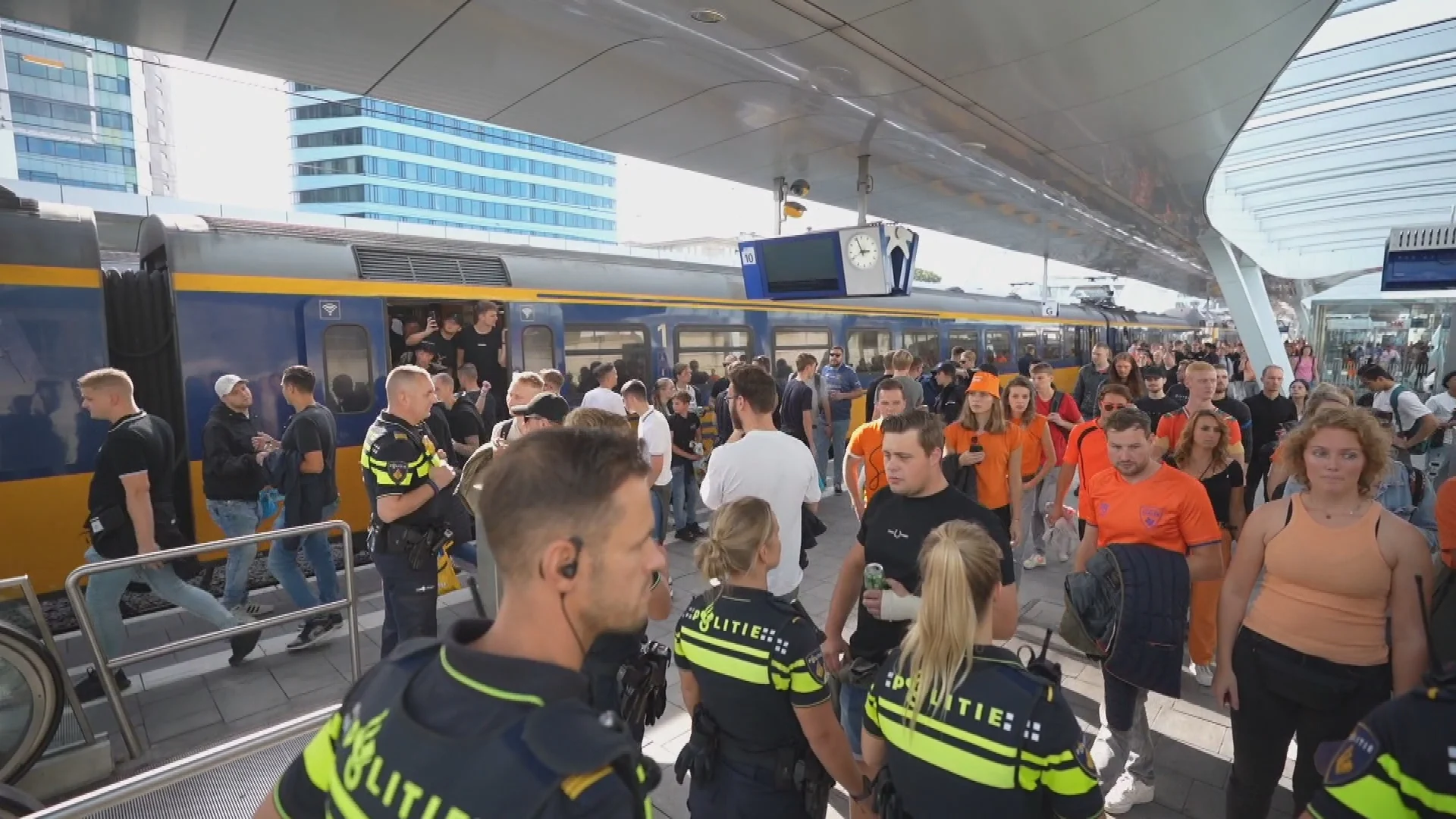 Reiziger trekt aan noodrem: honderden Go Ahead Eagles-fans gestrand