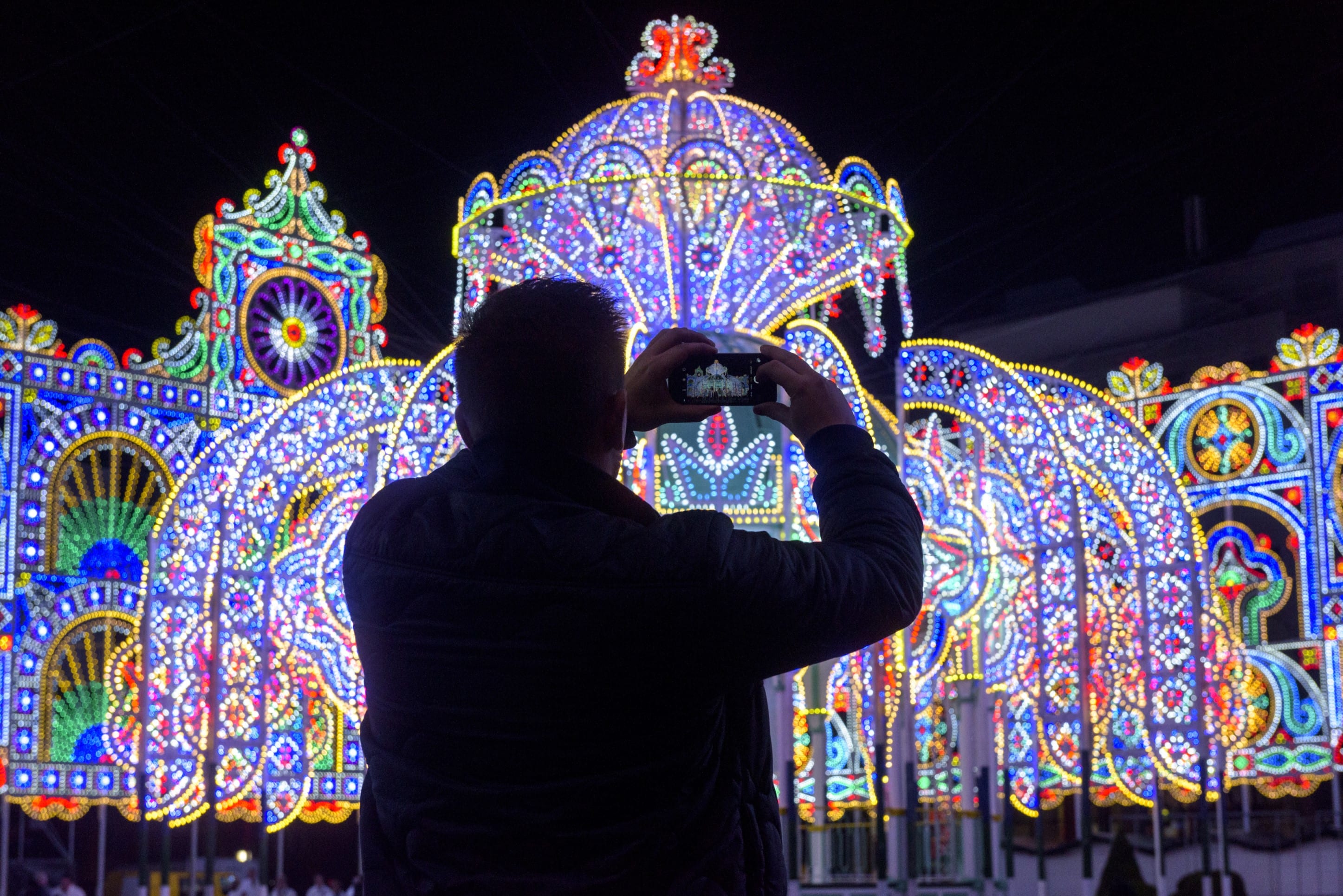Lichtspektakel GLOW Eindhoven gaat toegangshekken plaatsen en QR-code scannen