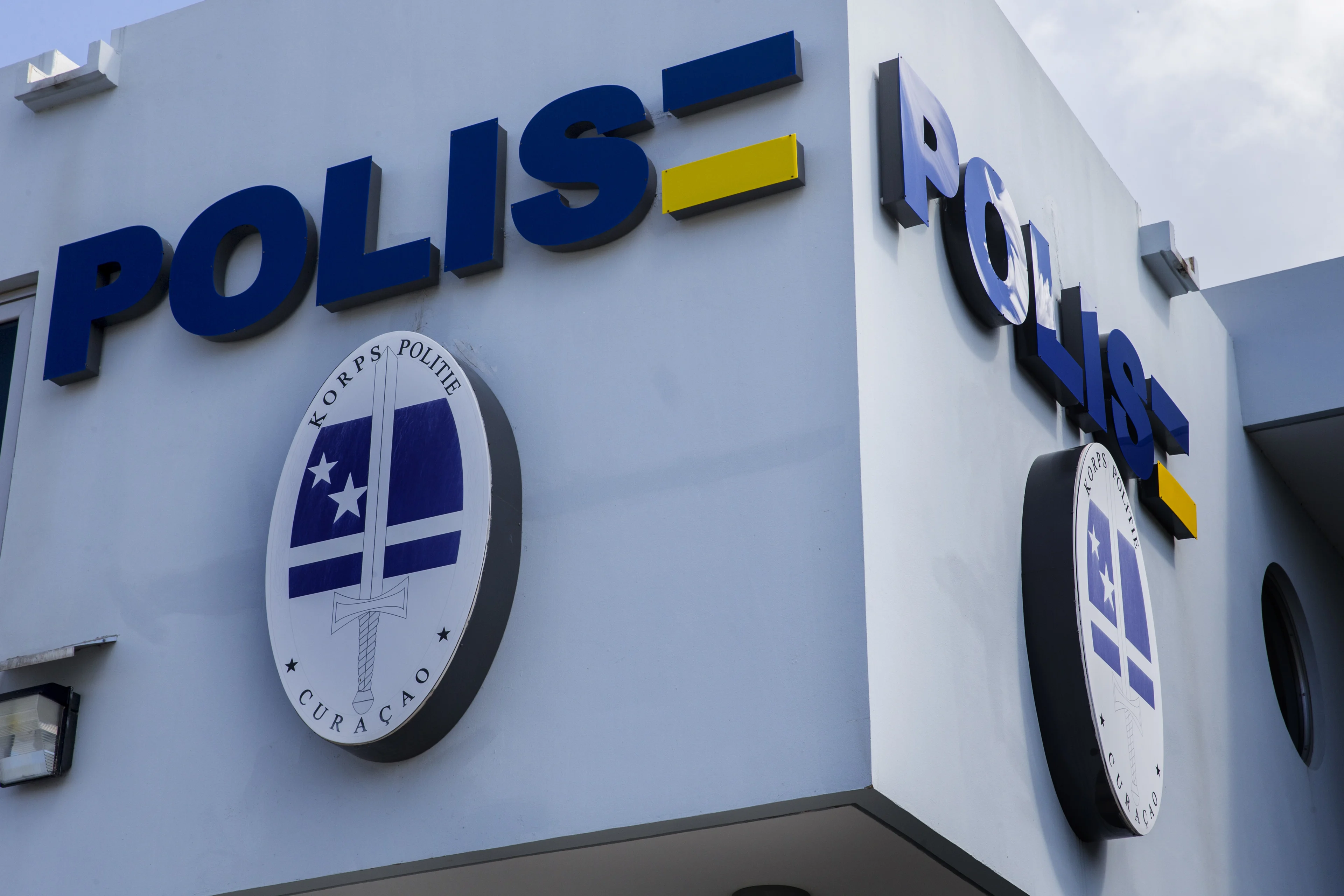 Ophef op Curaçao: scholieren moeten naakt bukken voor agenten en docenten bij drugscontrole