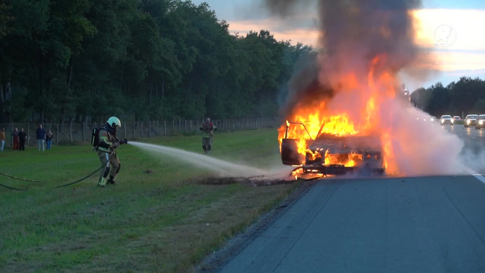 Oldtimer brandt volledig uit op A1 bij Bathmen