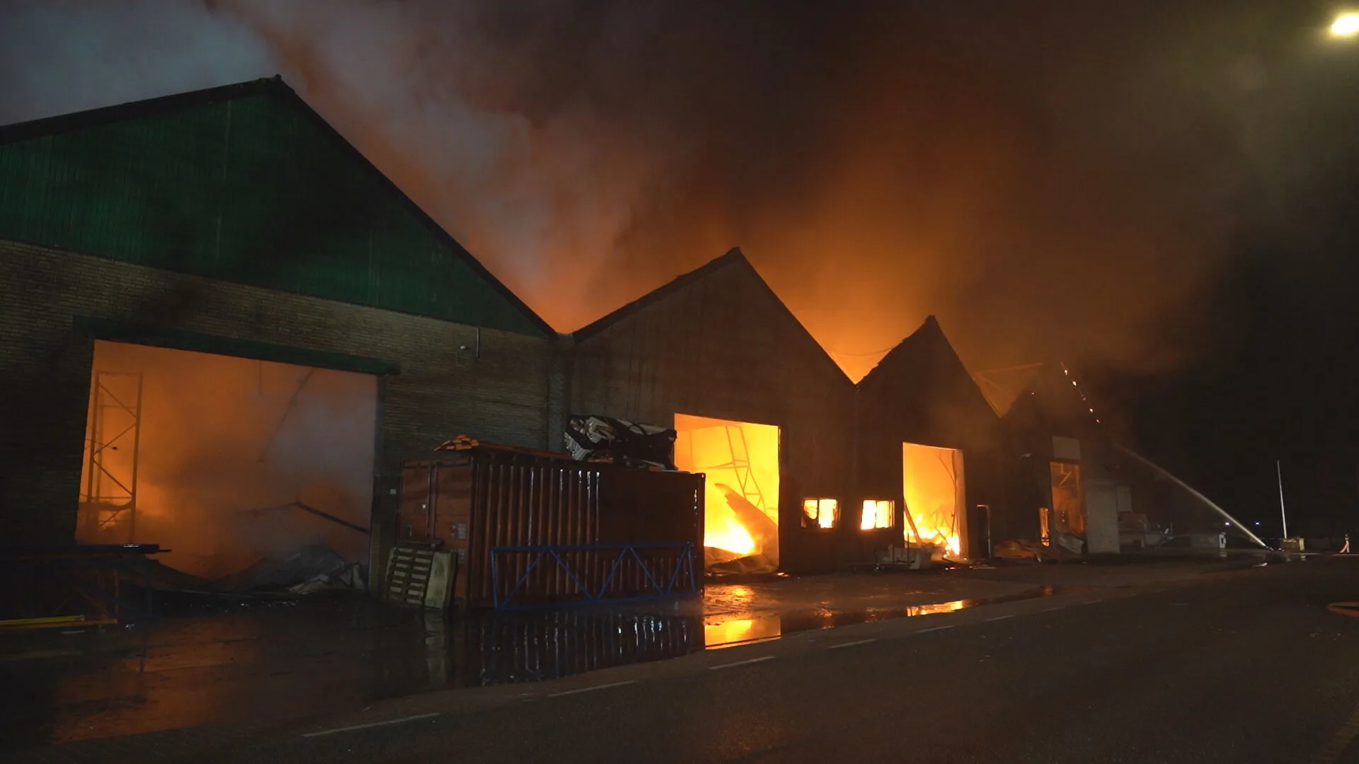 Uitslaande brand bij vier loodsen in Zevenbergen, afzetting vanwege instortingsgevaar