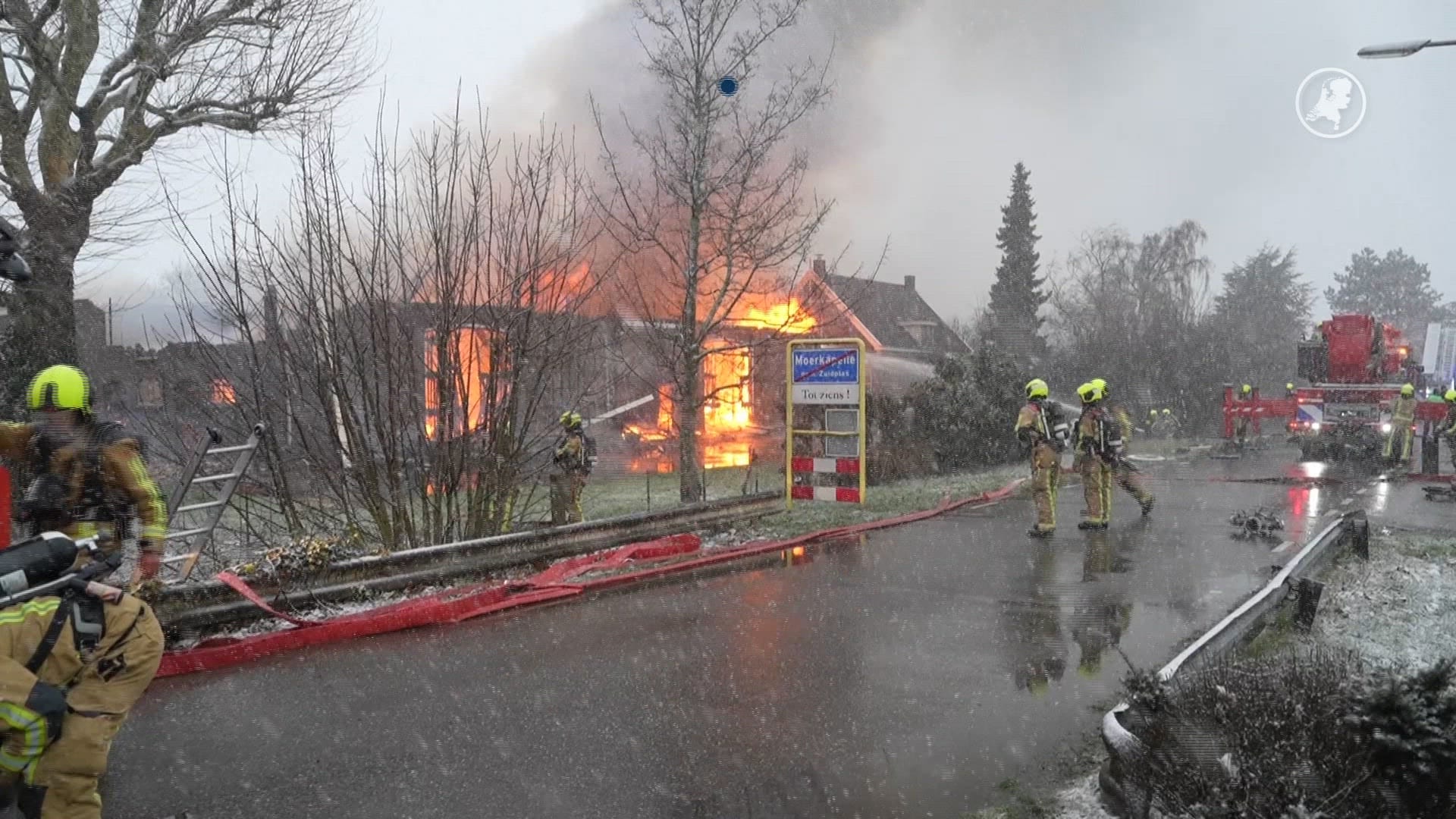 Grote brand verwoest schuur in Moerkapelle, rook tot Benthuizen