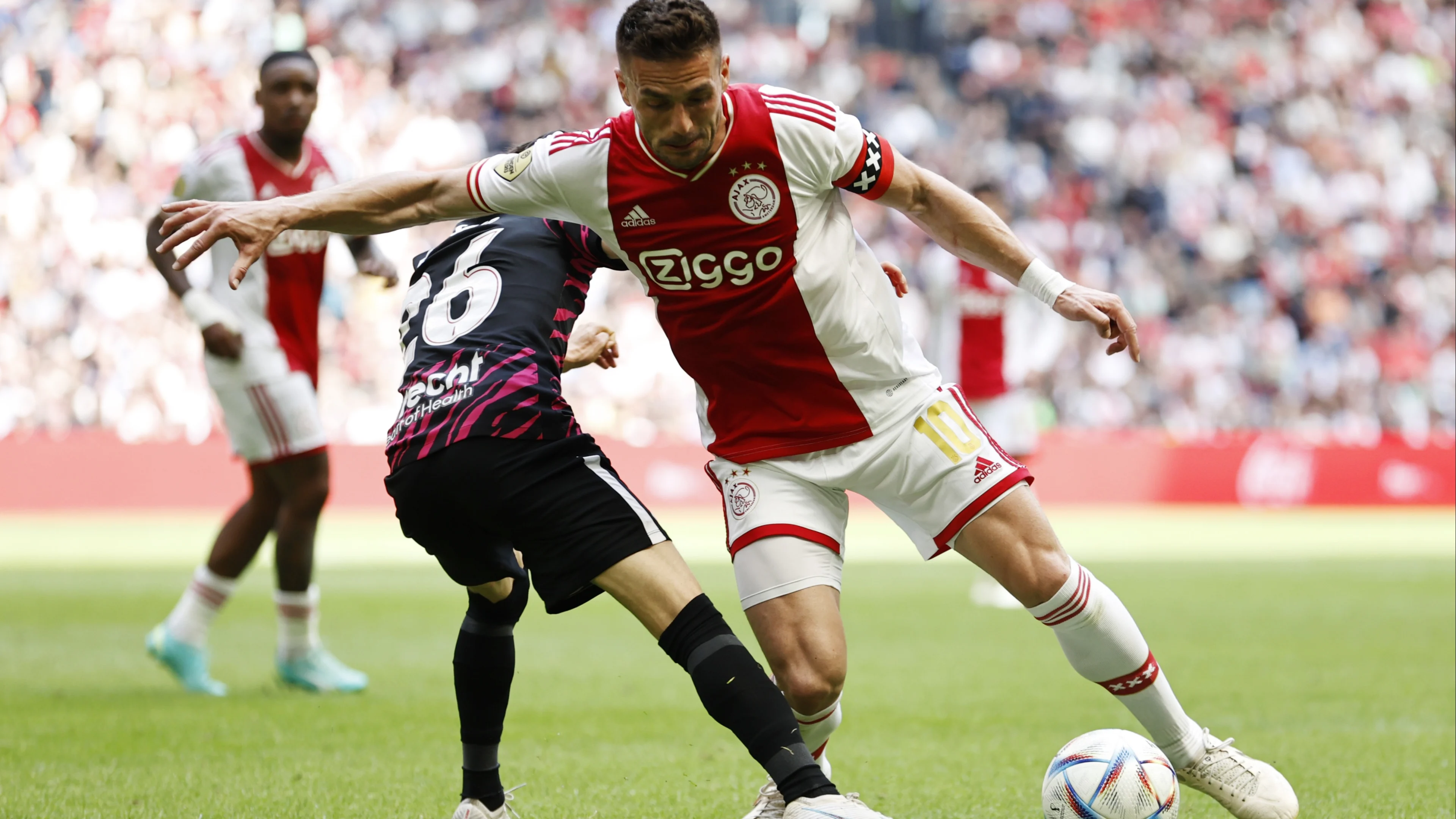 Aanvoerder Dusan Tadic vertrekt bij Ajax: 'Wij hadden hem graag behouden'