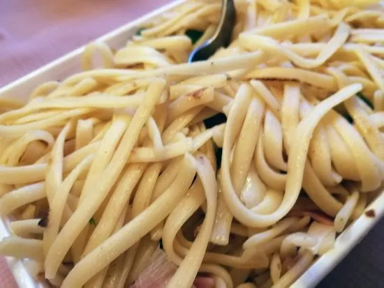 VIDEO: Overvaller wordt getrakteerd op bak met bami en kroepoek bij chinees restaurant Zwolle