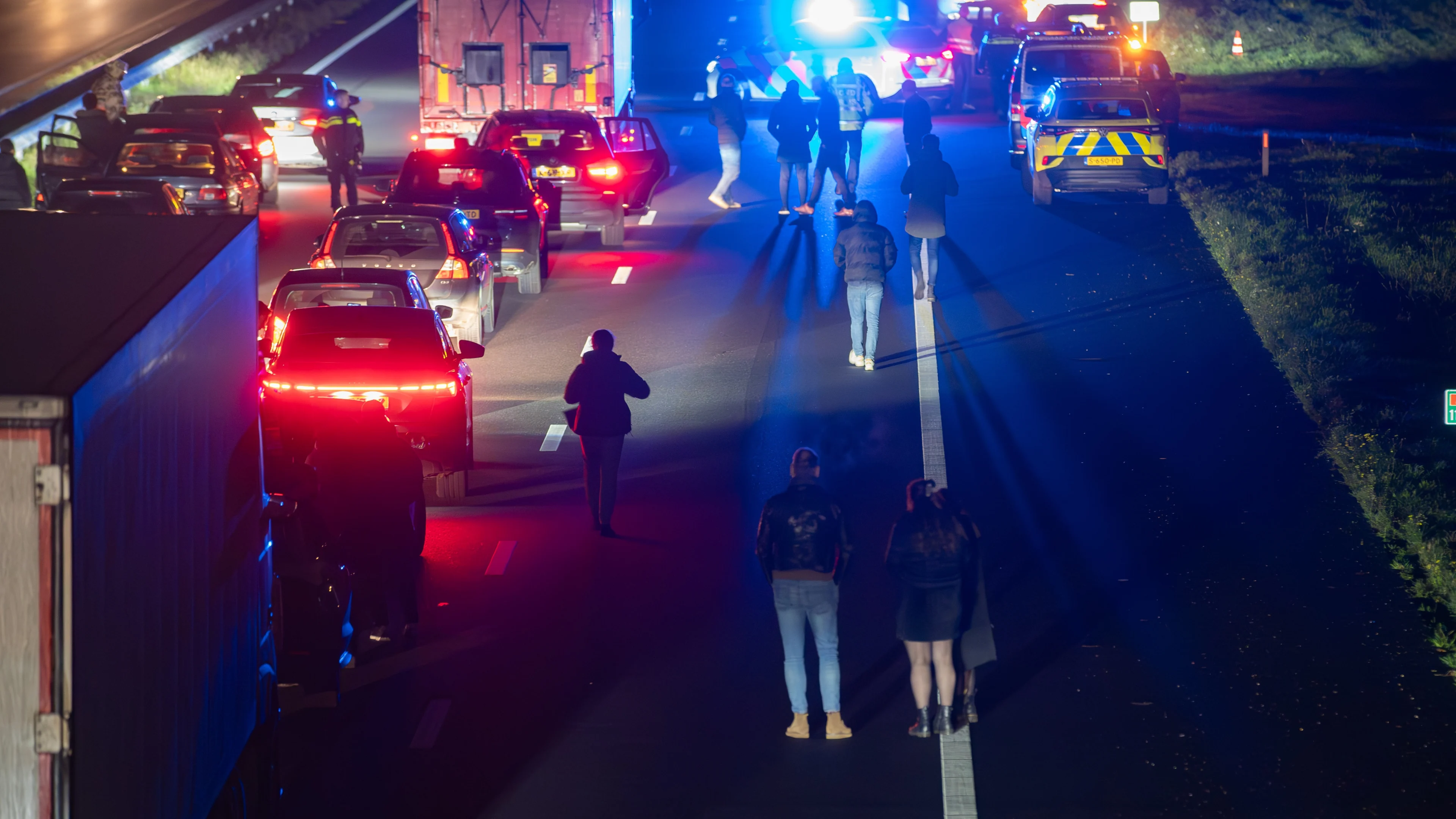 Telefoonzoekende vrouw door meerdere auto's aangereden op A1