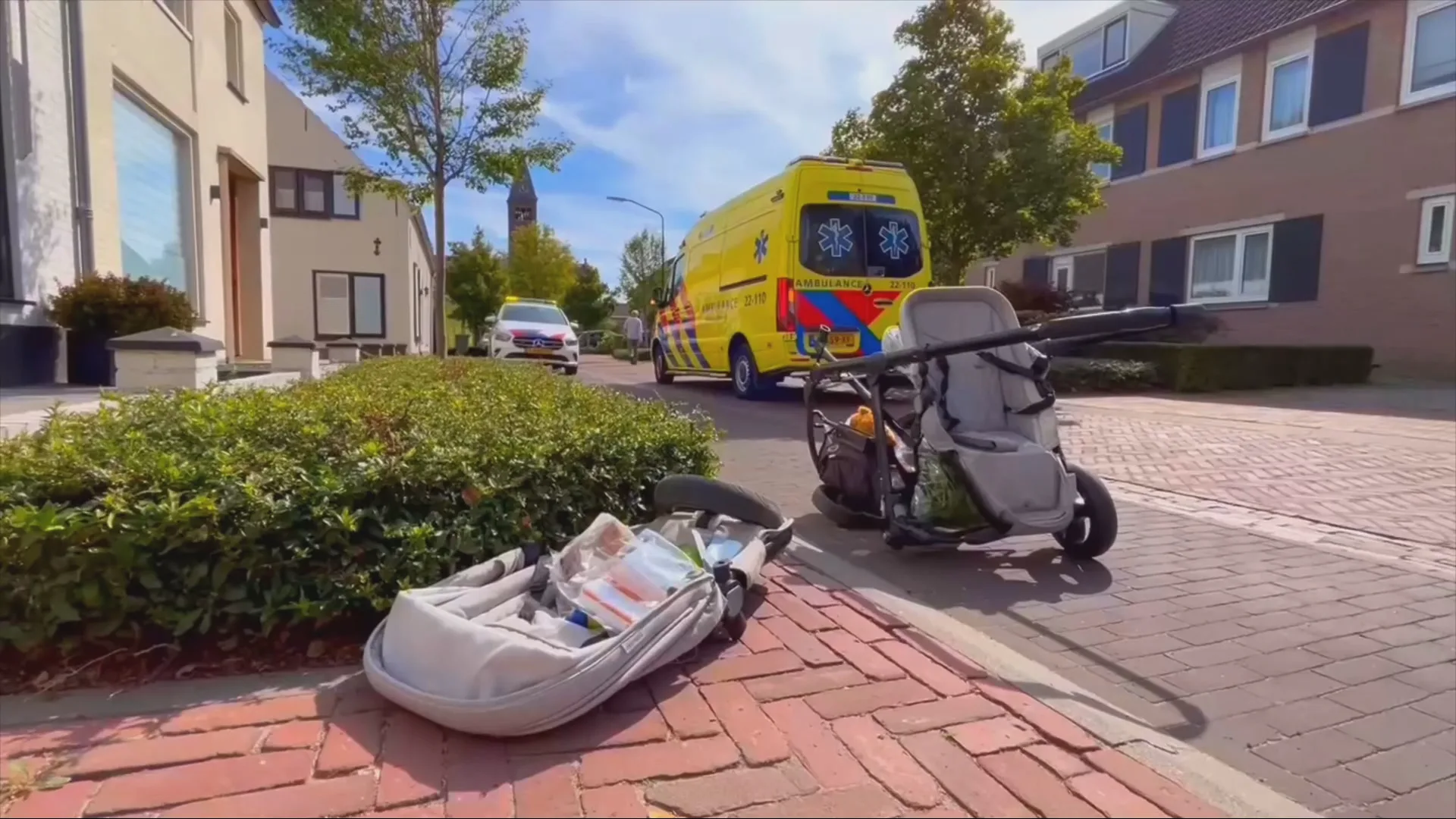 Kinderen naar ziekenhuis na aanrijding met kinderwagen, bestuurster (92) rijdt door
