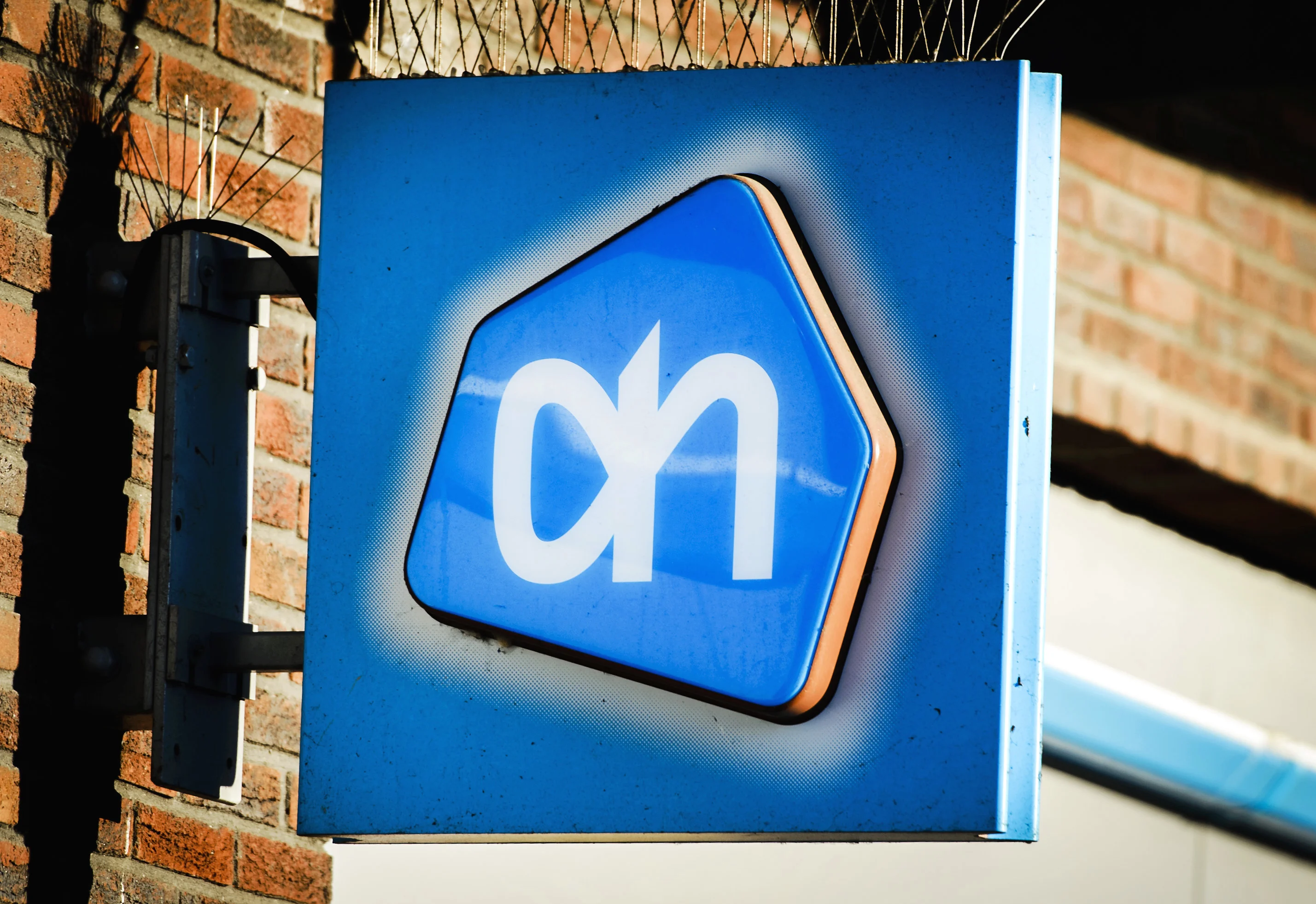 Tientallen Albert Heijn-winkels dichtgelijmd, supermarktketen doet aangifte