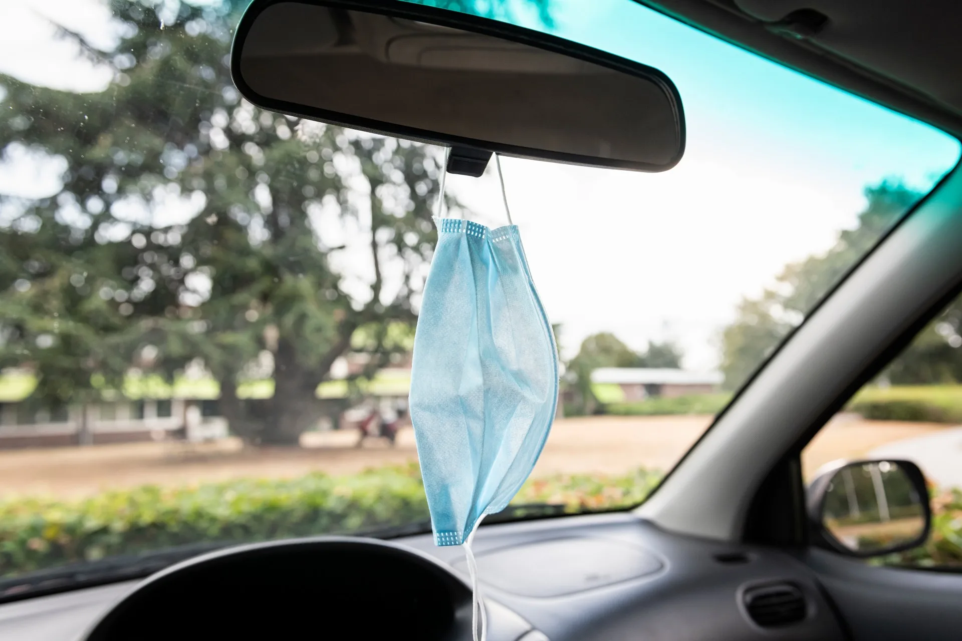 Motorrijders waarschuwen automobilisten voor mondkapje: 'Hang ze niet aan de spiegel'