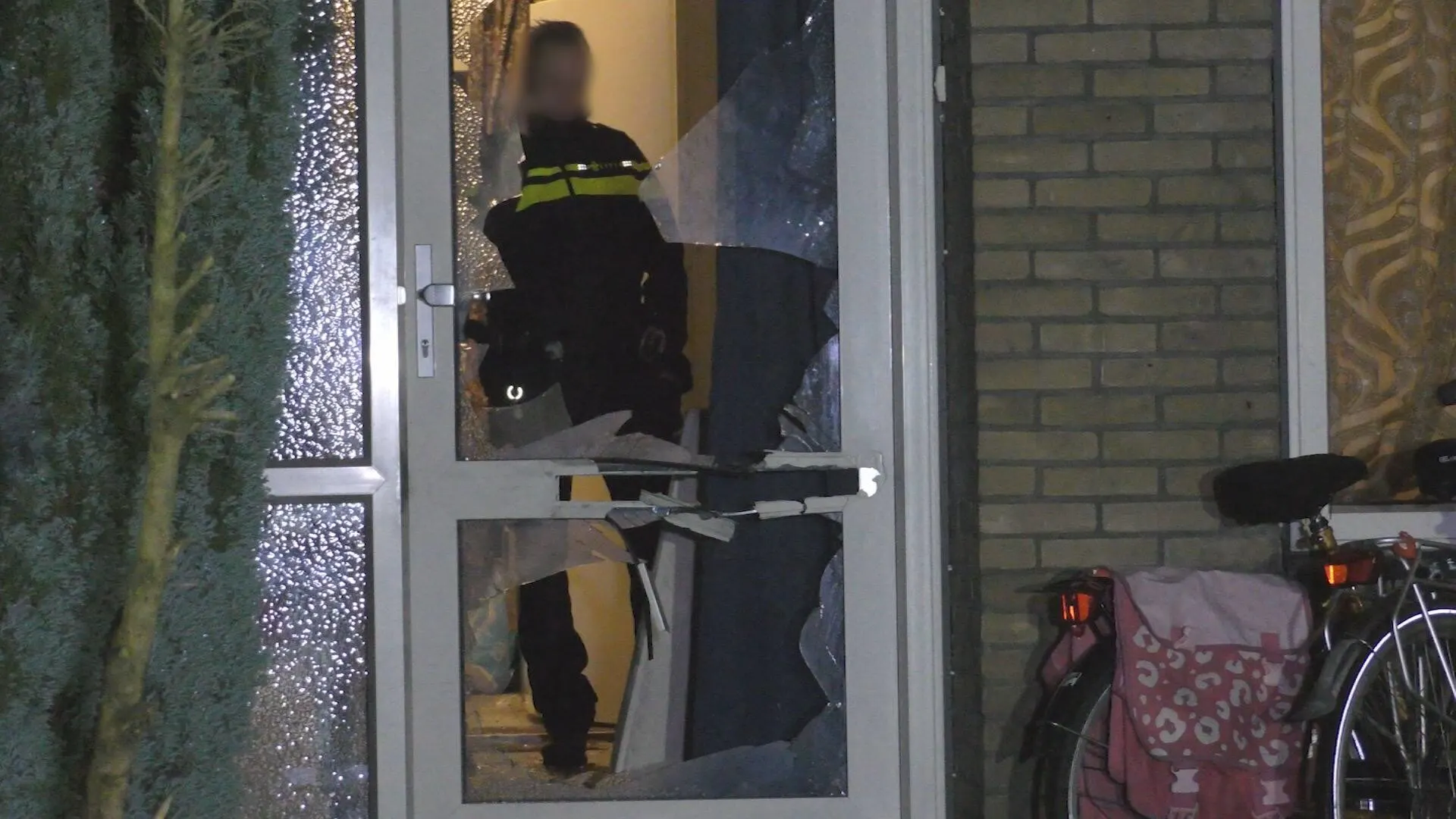 Deur uit woning geblazen door vuurwerkbom in Assen