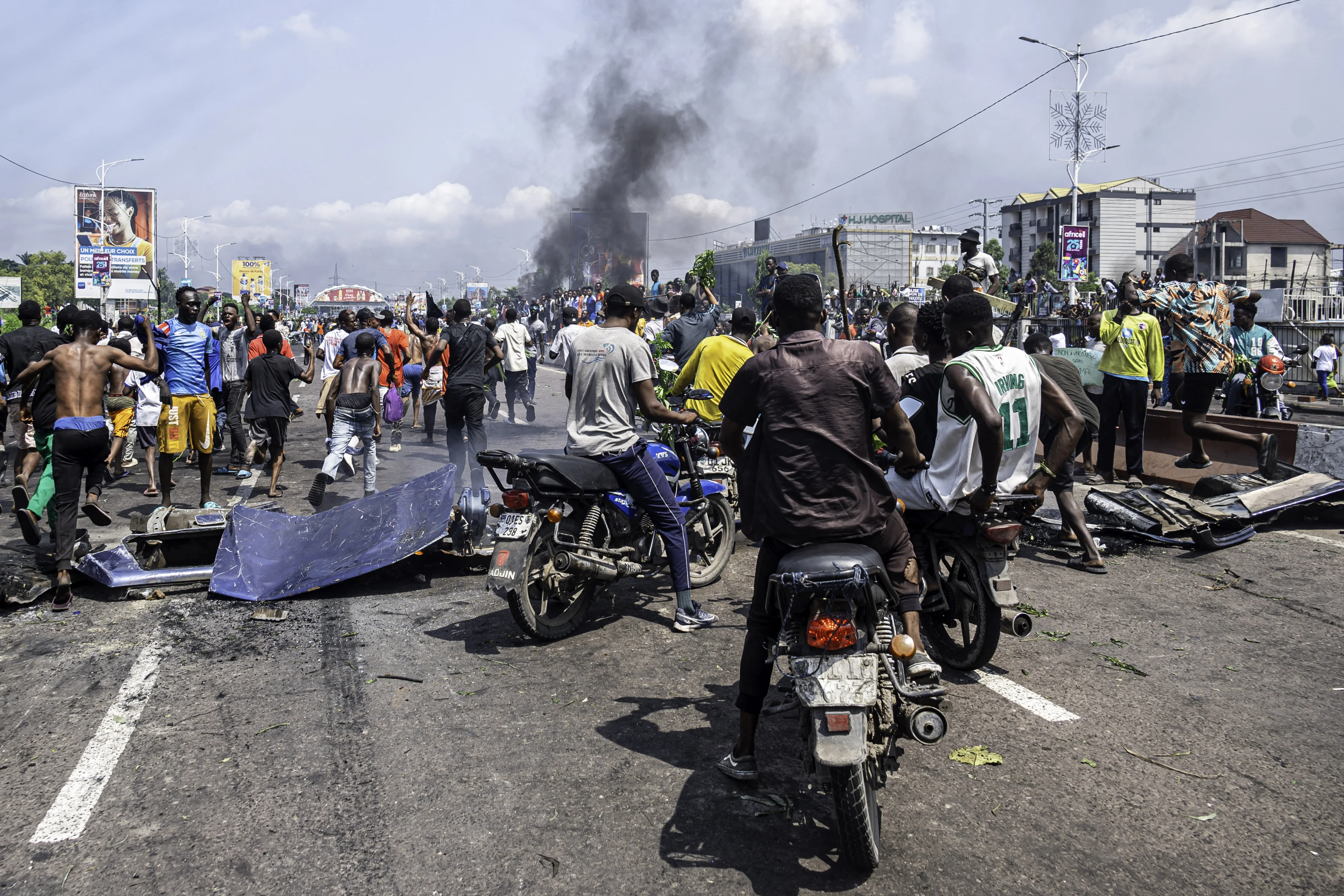 Chaos in Kinshasa: Nederlandse ambassade in Congo doelwit van gewelddadig protest
