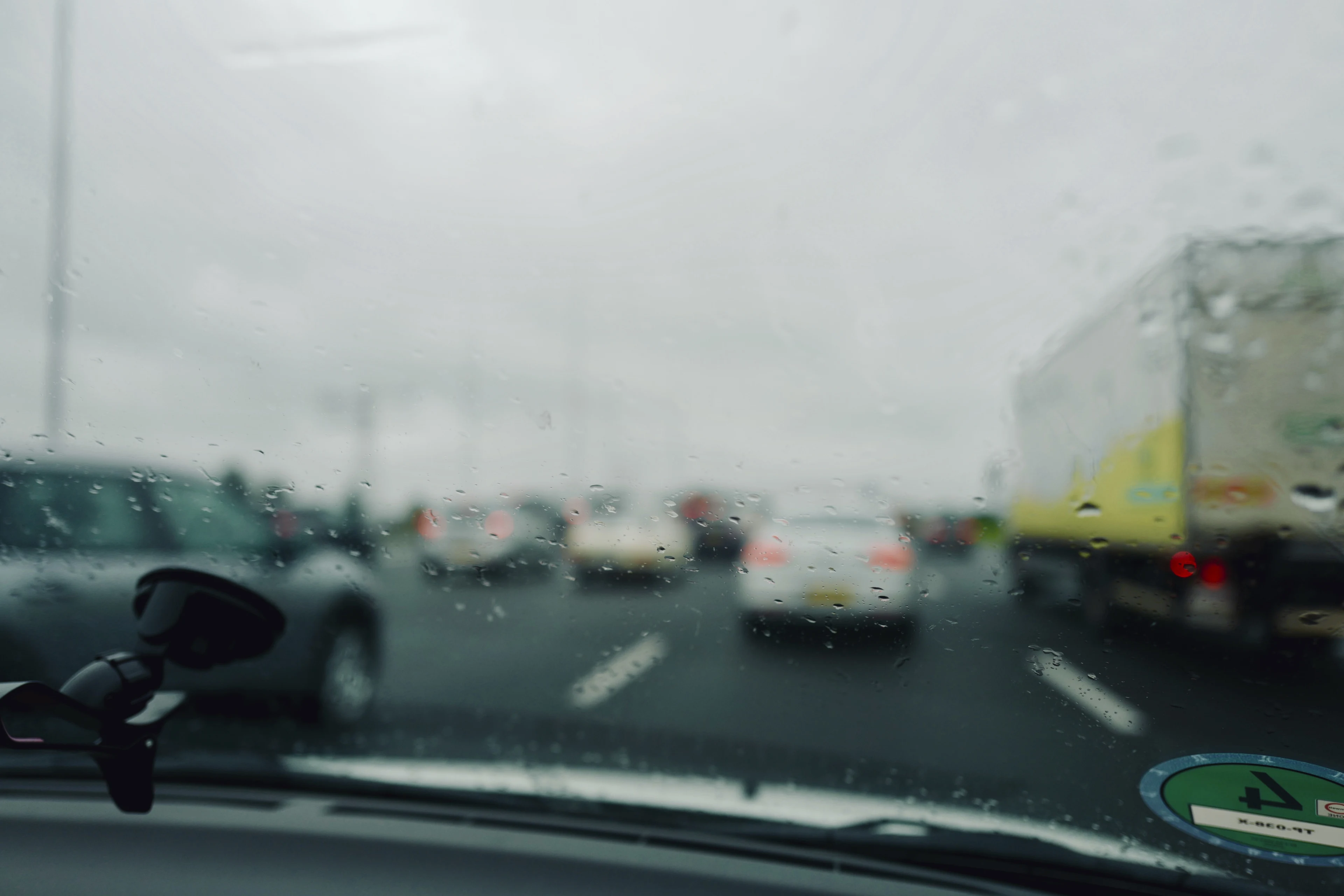 Zware regenval zorgt voor wateroverlast: deel A27 afgesloten