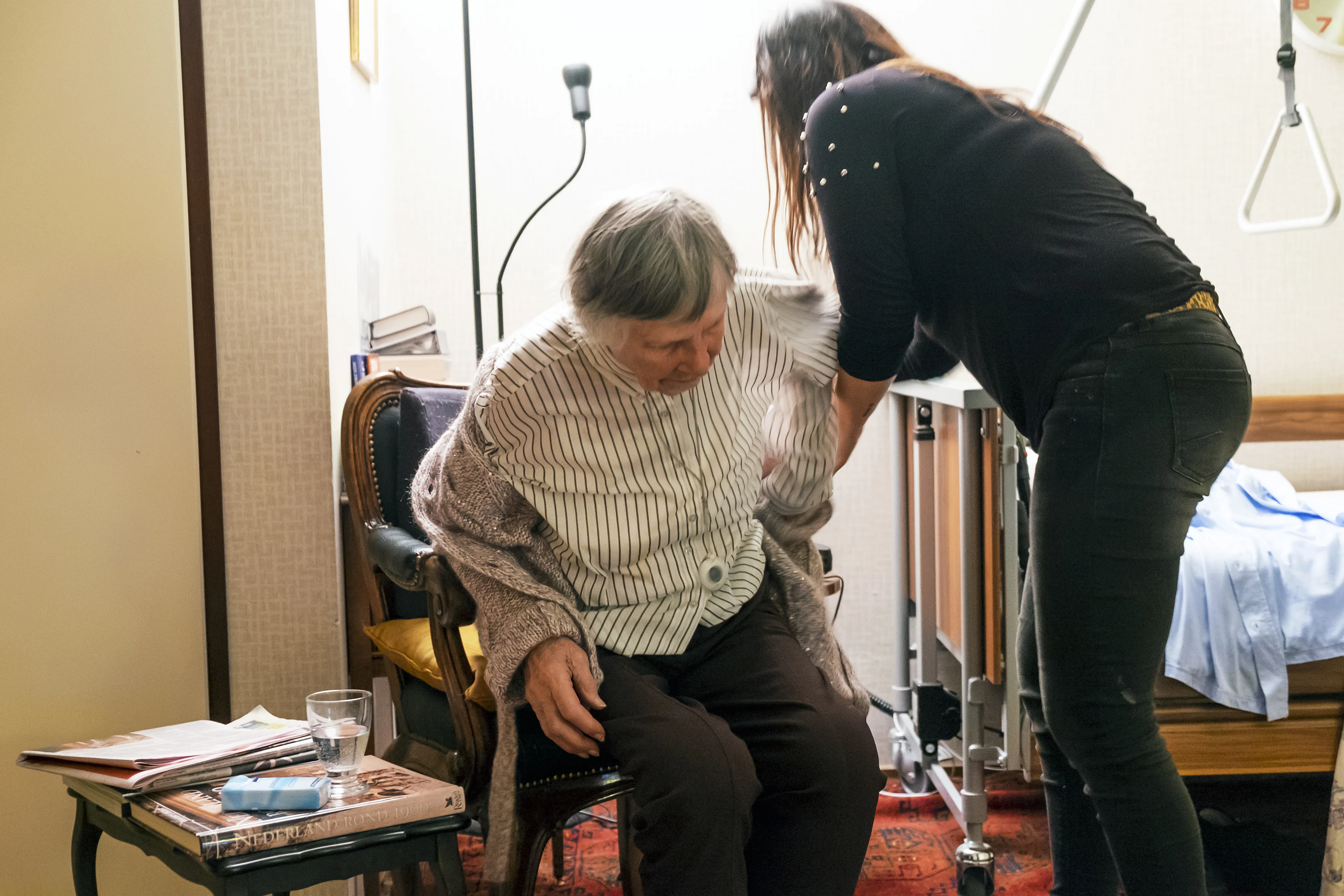 Steeds meer mantelzorgers zitten tegen burn-out aan door hoge werkdruk: ' Uitrusten op werk'