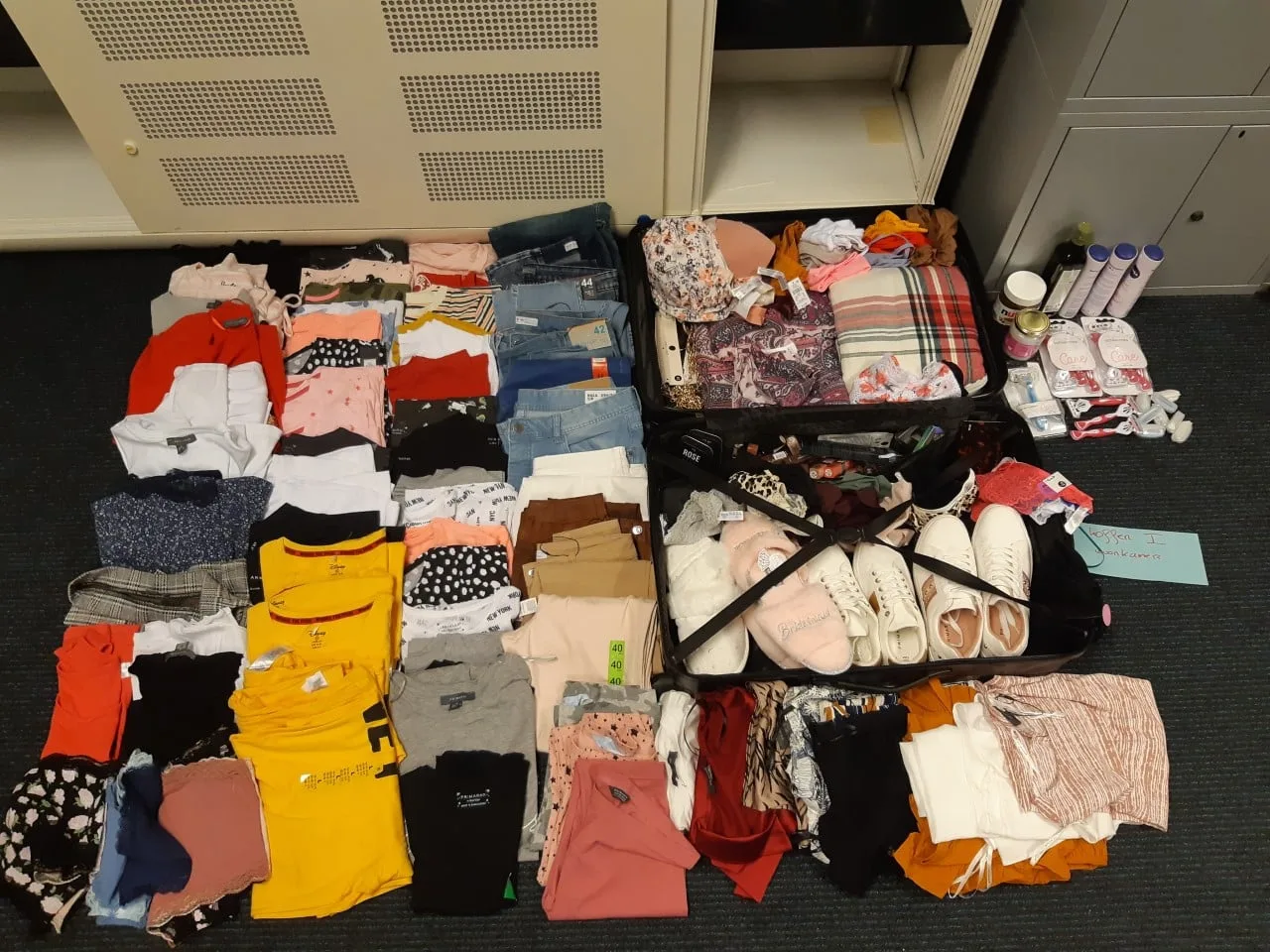 Drie vrouwen in Amsterdam blijken wel heel goedkoop te winkelen en stelen 160 kledingstukken