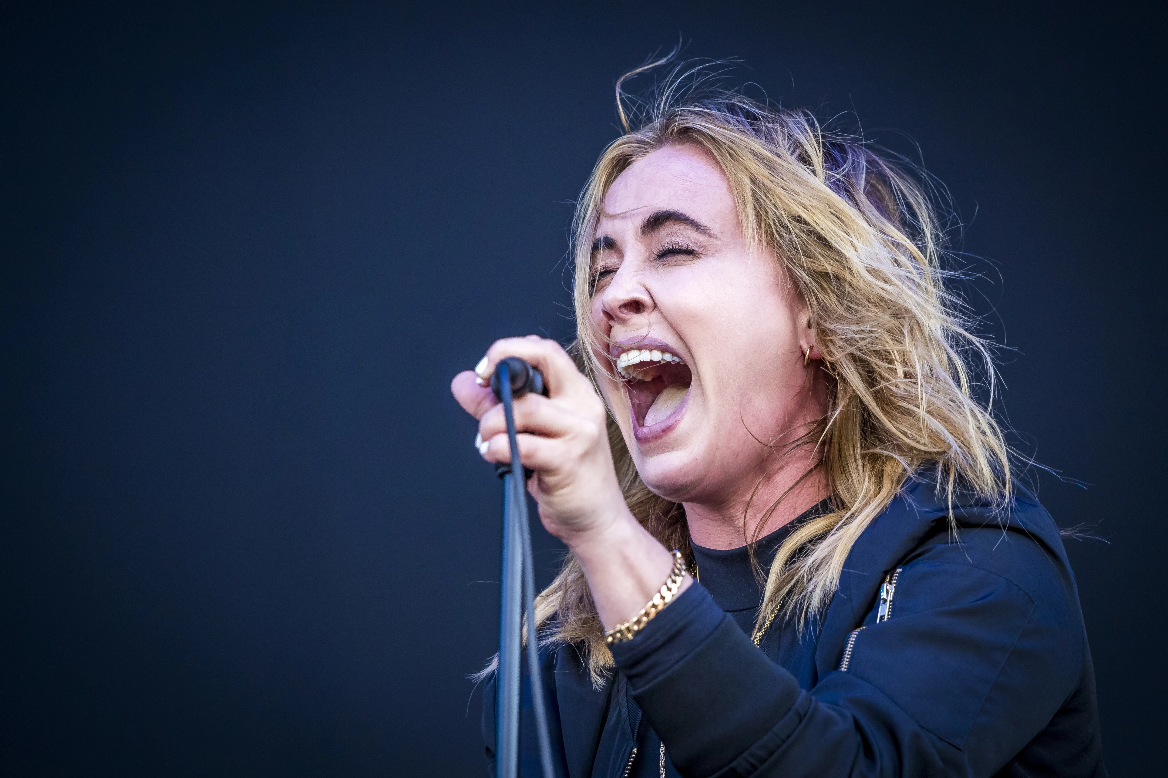 Anouk trouwt tijdens eigen concert op Malieveld in Den Haag