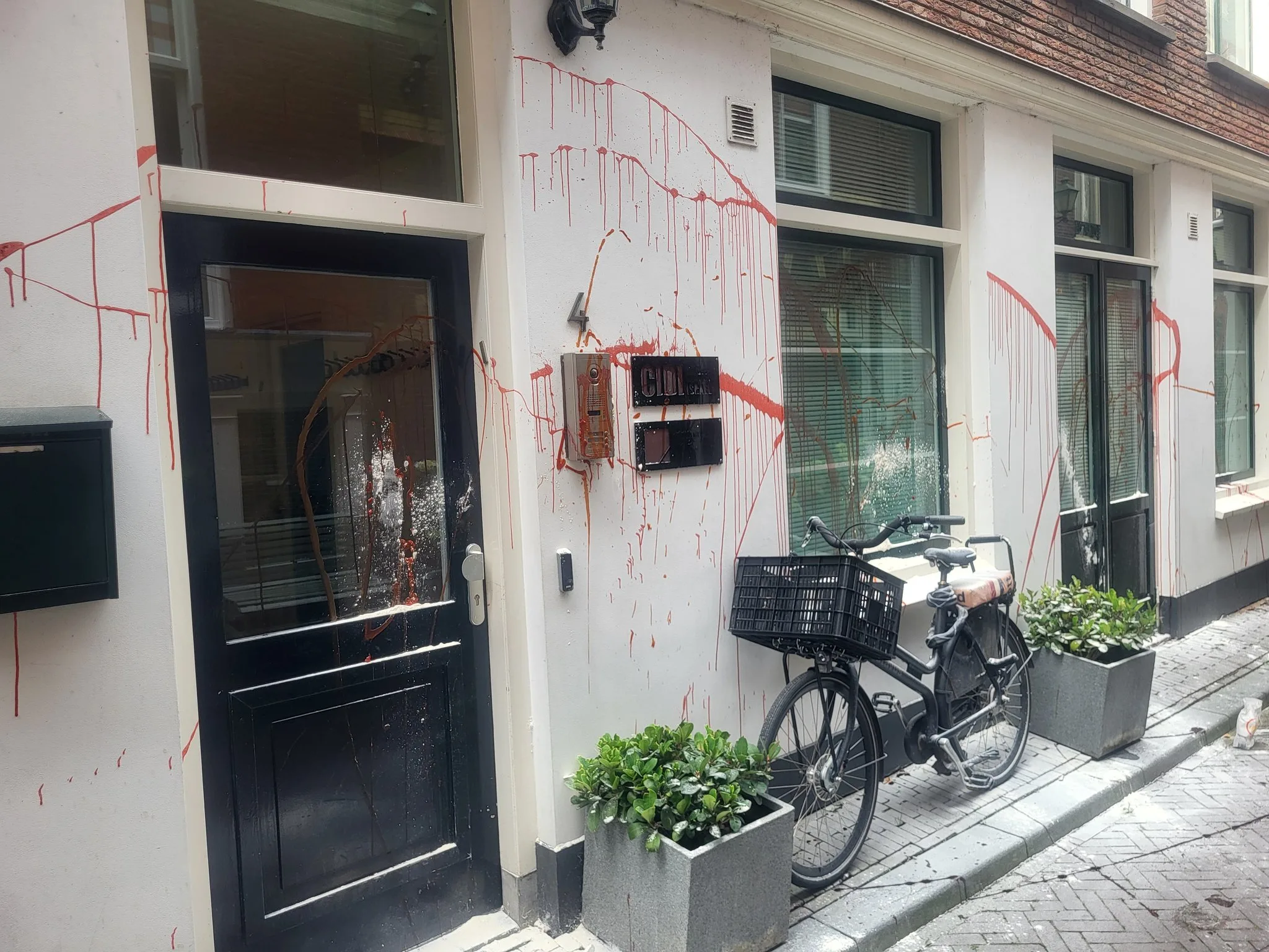 Twee vrouwen aangehouden voor bekladding CIDI-gebouw