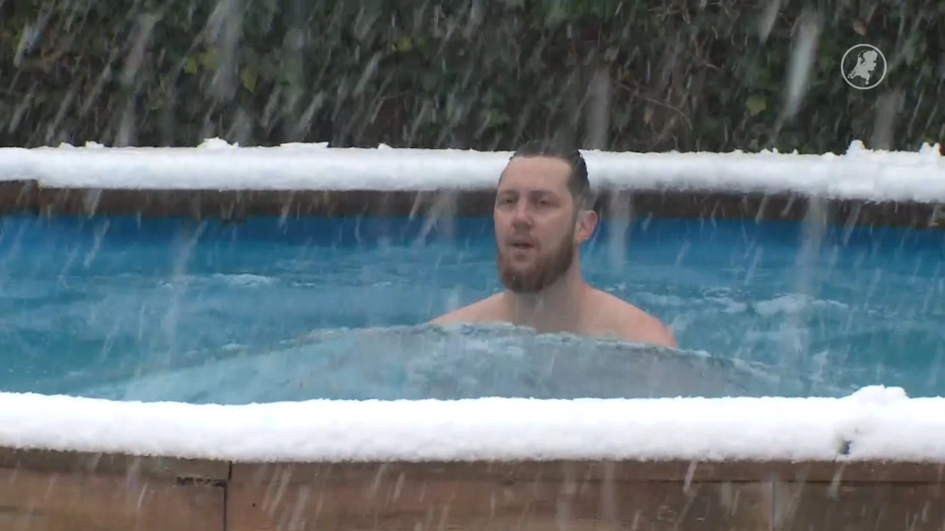 Voorbereiden op WK IJszwemmen: Limburgse Bob traint in vrieskist in zijn kelder