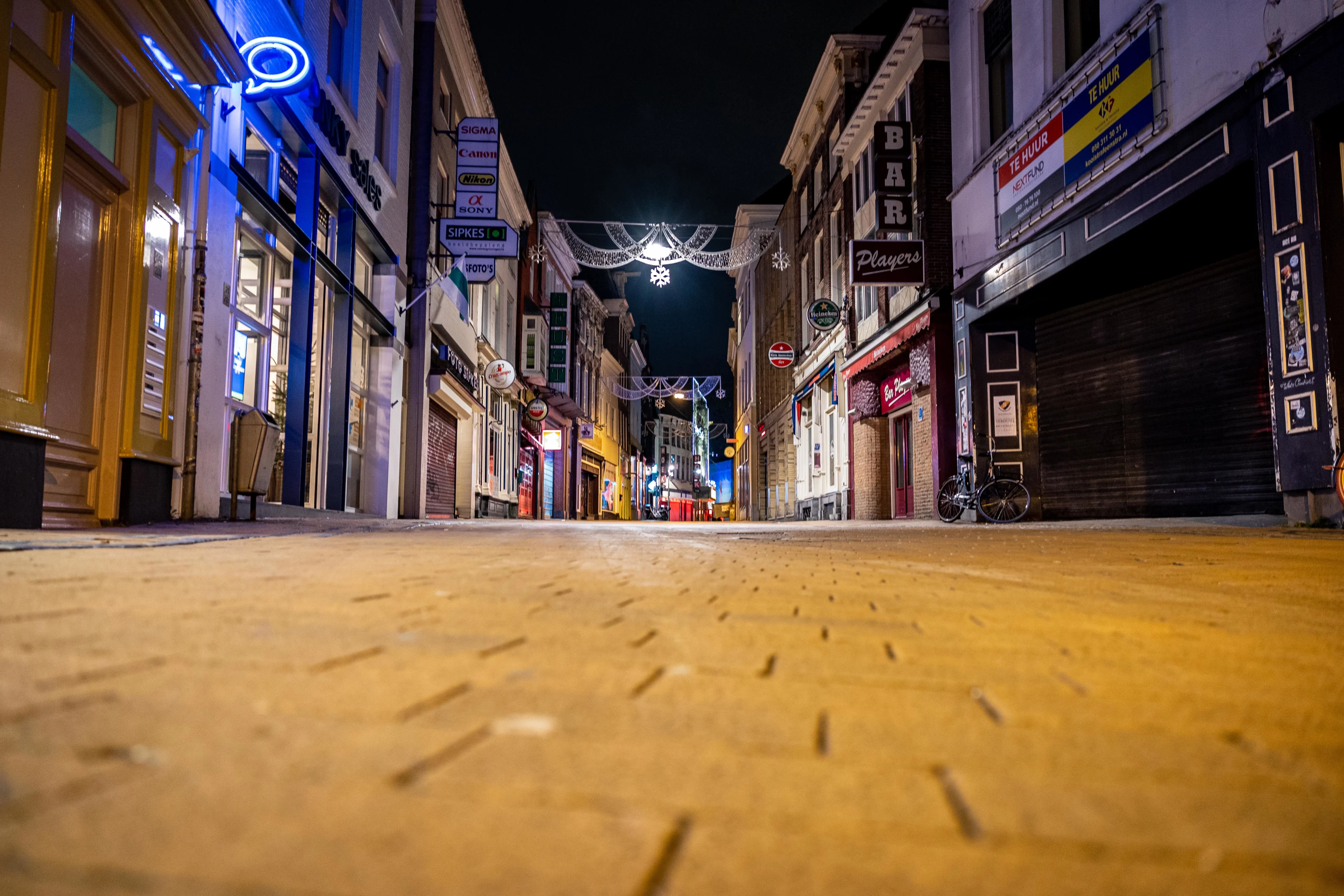 'Avondklok blijft langer van kracht, scholen gaan weer deels open'