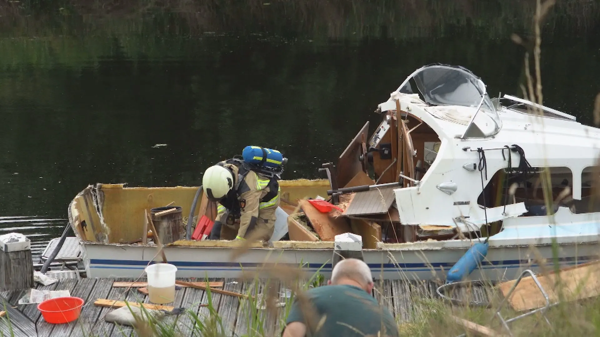 Explosie op boot in Assen: drie gewonden naar ziekenhuis