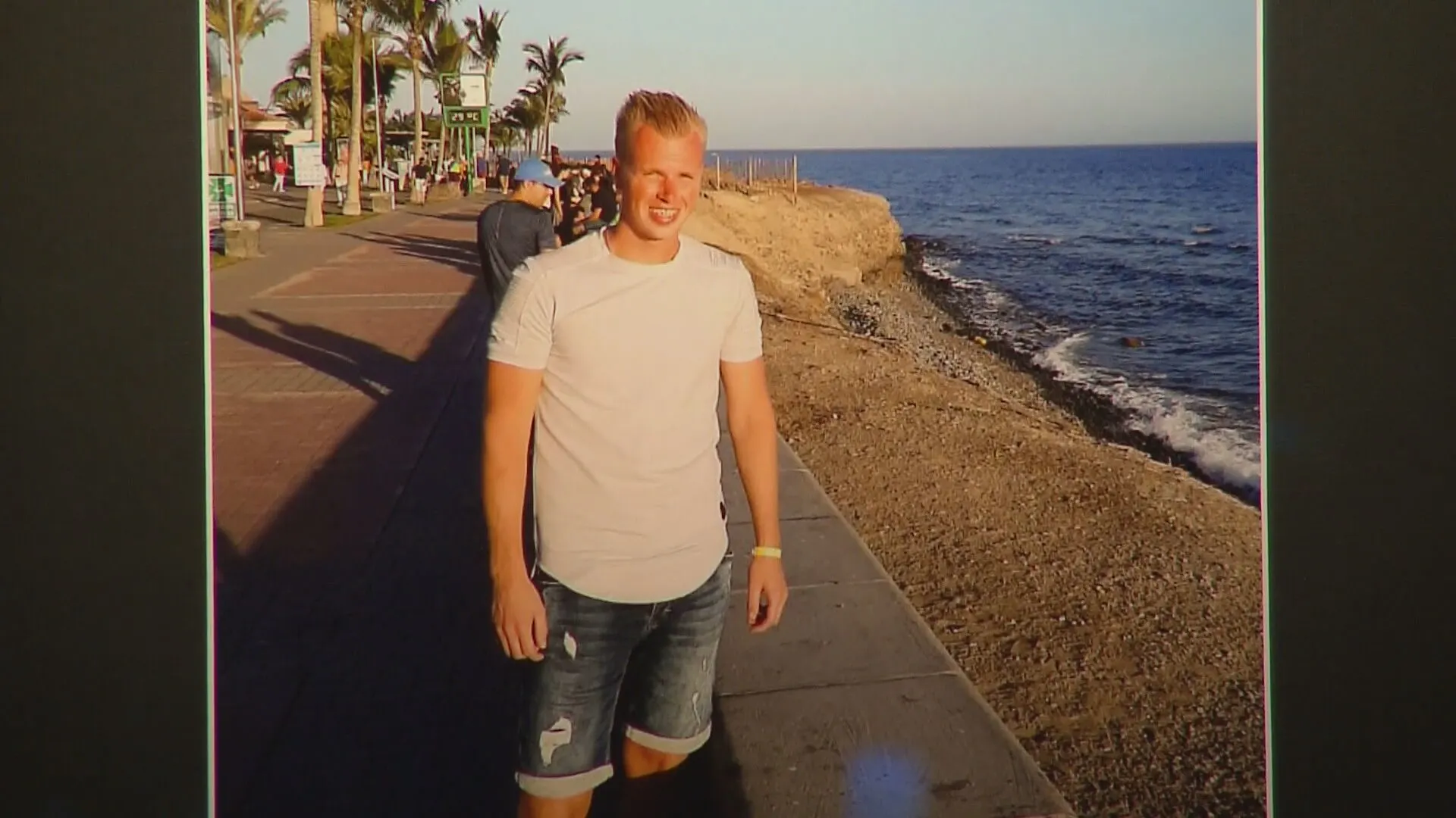 Enschedese voetbalclub herdenkt na mishandeling overleden Marco (26)