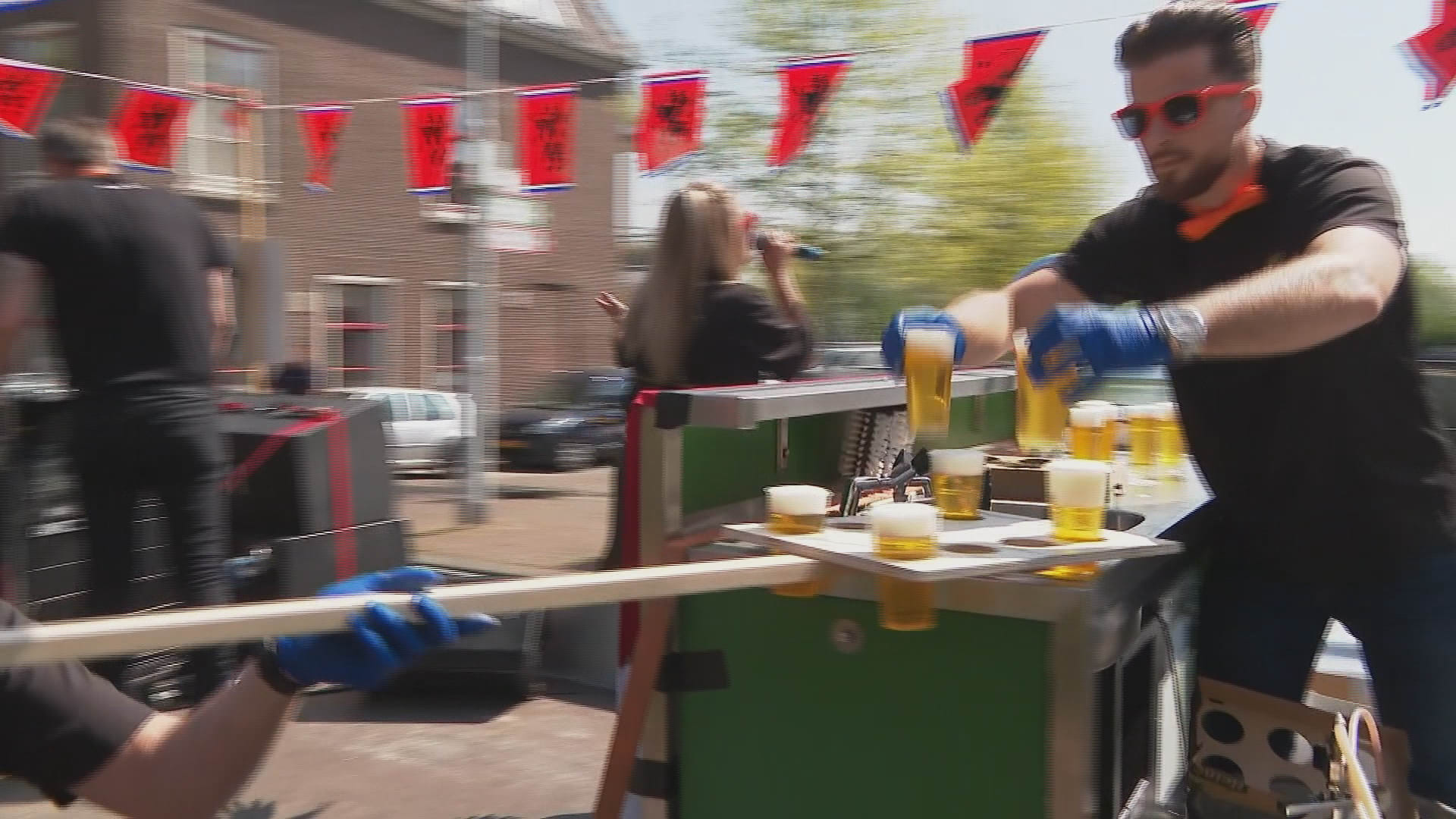 Dit café op wielen in Meerkerk bracht vers getapte biertjes voor de deur