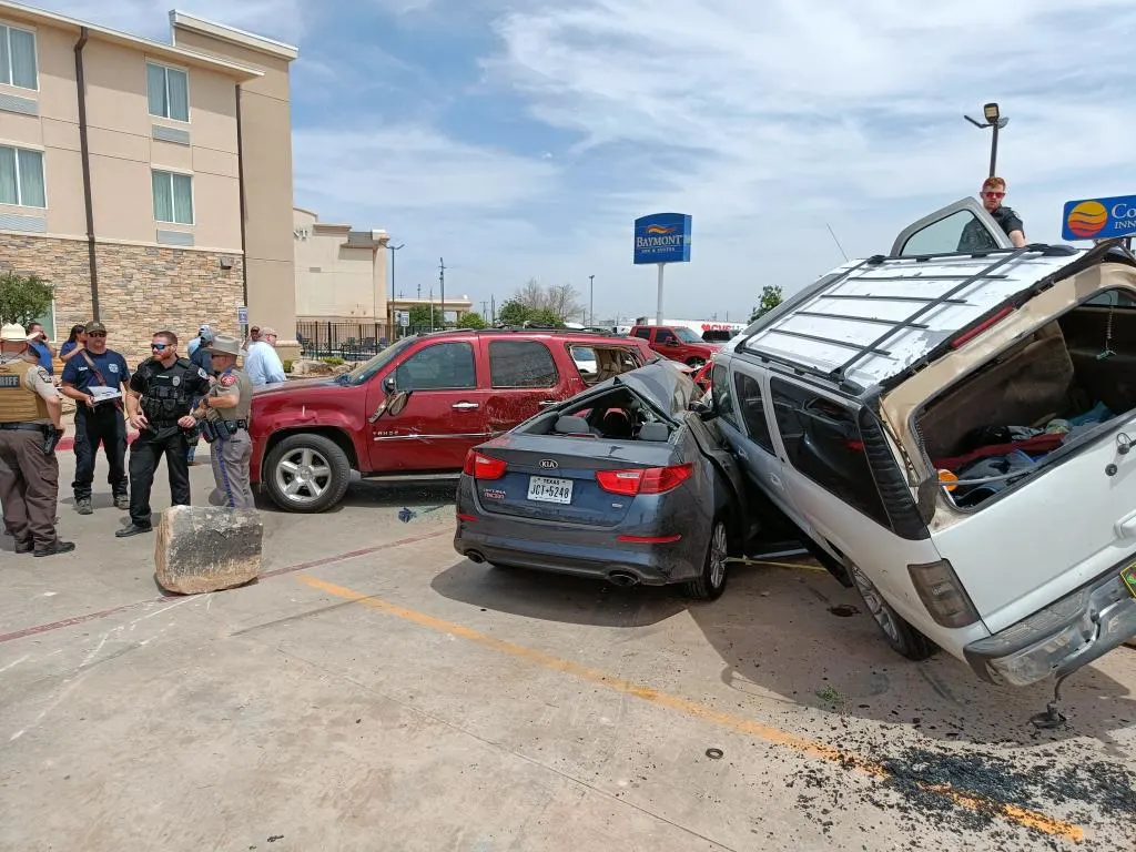 Politieman op vakantie redt jonge kinderen uit gecrashte auto na ernstig verkeersongeluk