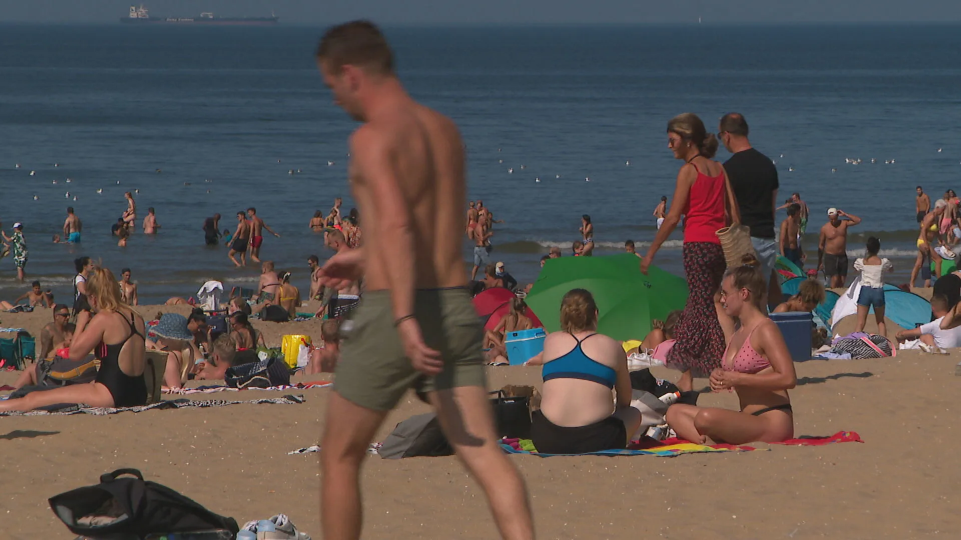Files naar stranden en rijen bij ijssalons: Nederland zoekt massaal verkoeling op laatste zomerdag