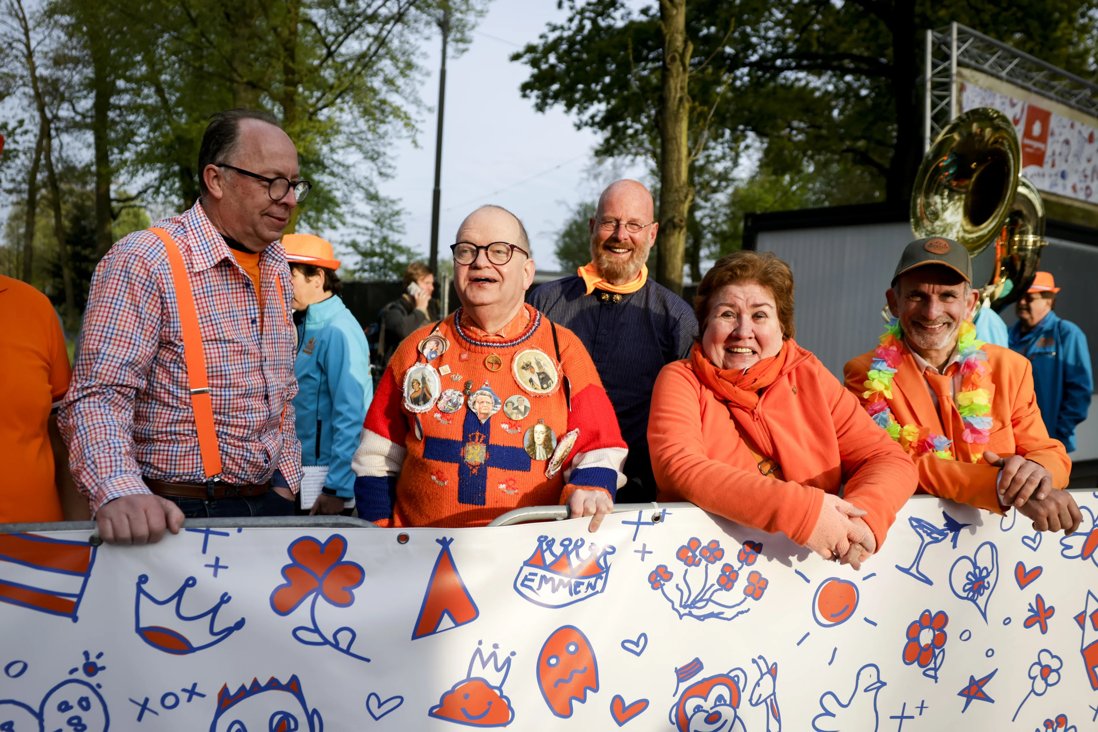 Emmen kleurt oranje: fans staan klaar langs koninklijke route