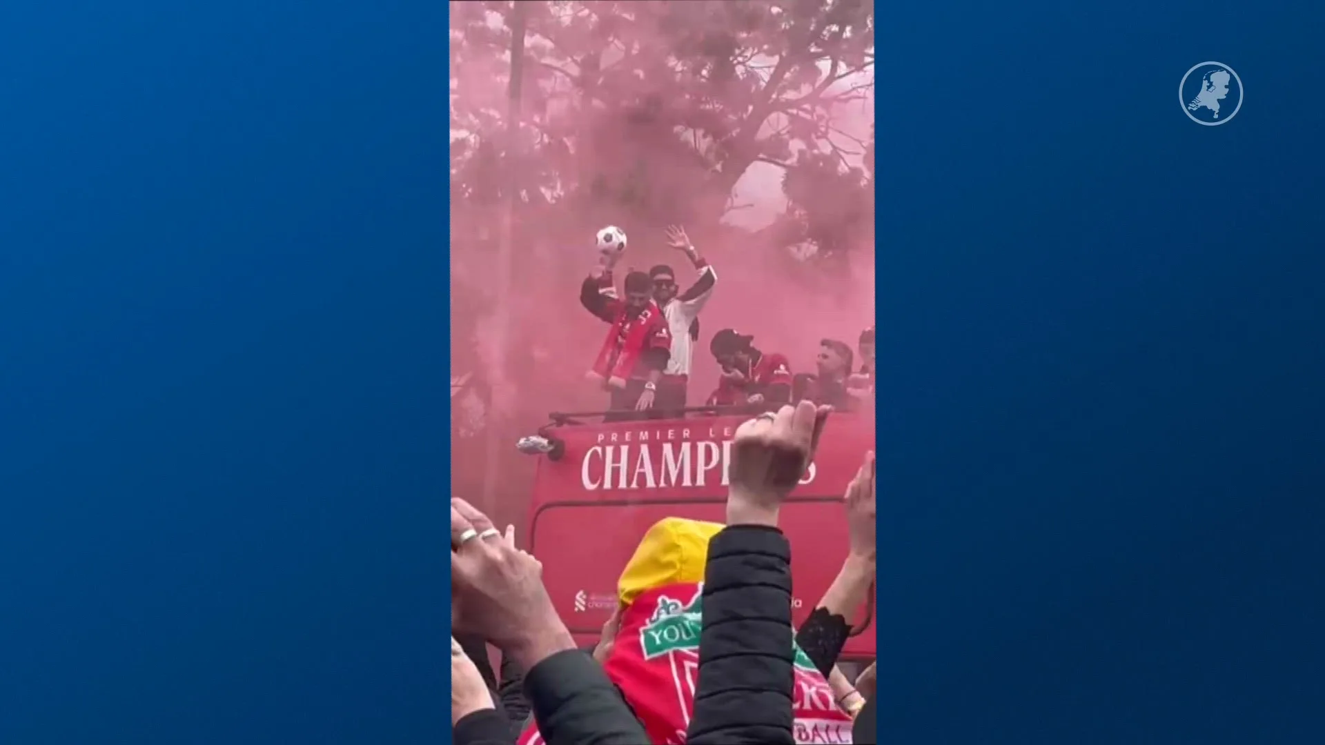 Nederlandse Liverpool-fans vieren daar huldiging van Engelse club