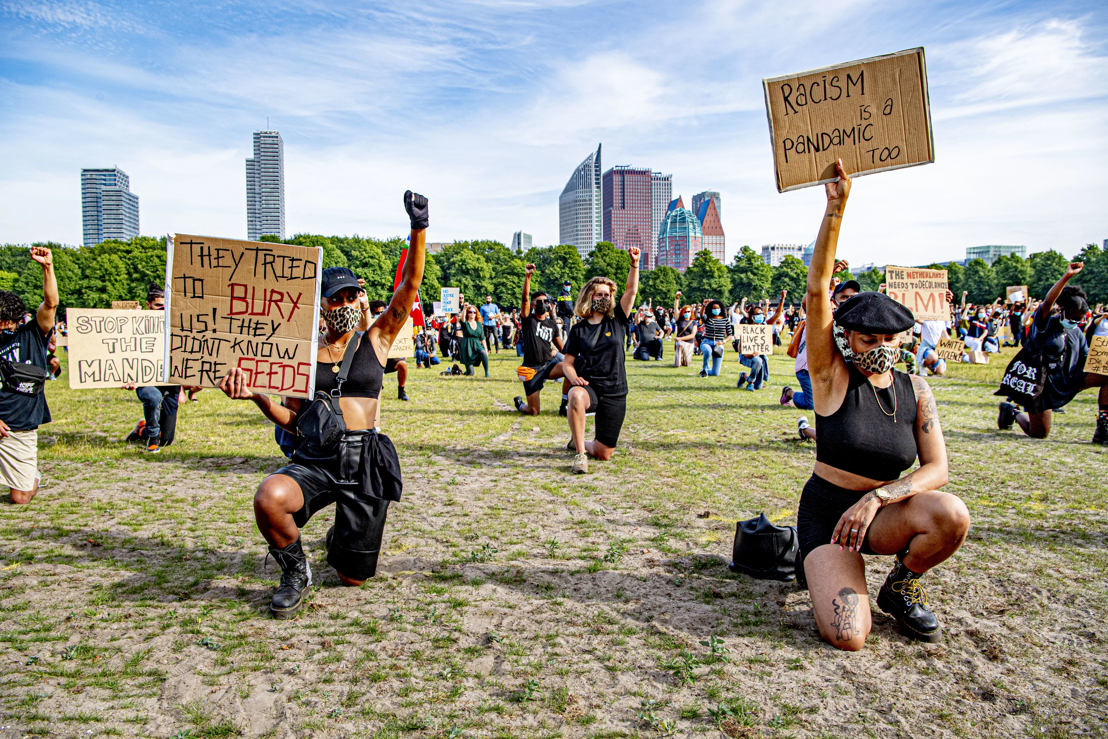 Honderden demonstranten tegen politiegeweld op Malieveld, mensen houden voldoende afstand
