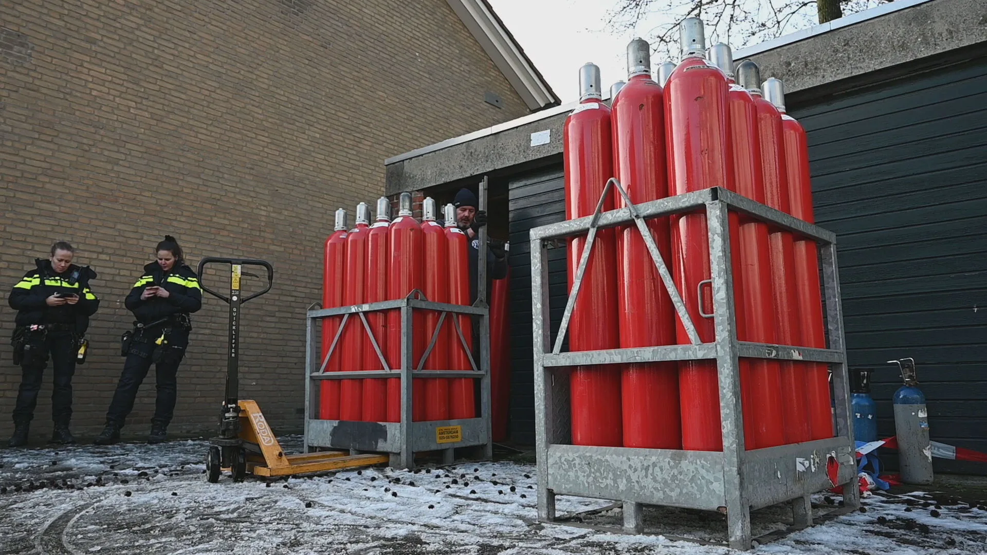 Garagebox in Tilburg afgeladen met levensgevaarlijke gasflessen en vuurwapens