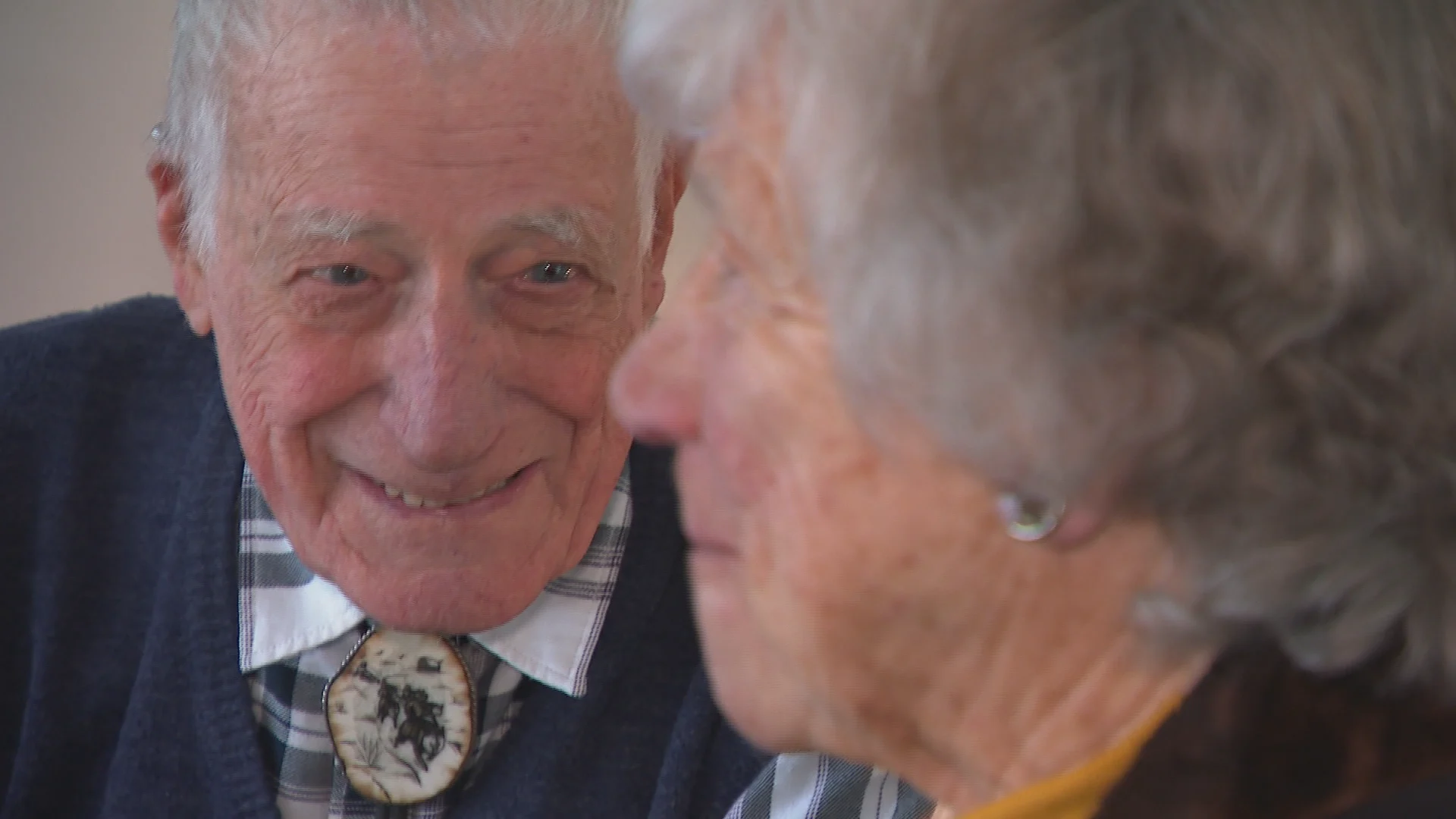 Thuiswonende oudere moet vaak kilometers reizen voor coronavaccin: 'Volkomen waardeloos'