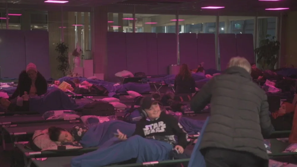 Honderden reizigers brengen nacht door op veldbedden Eindhoven Airport