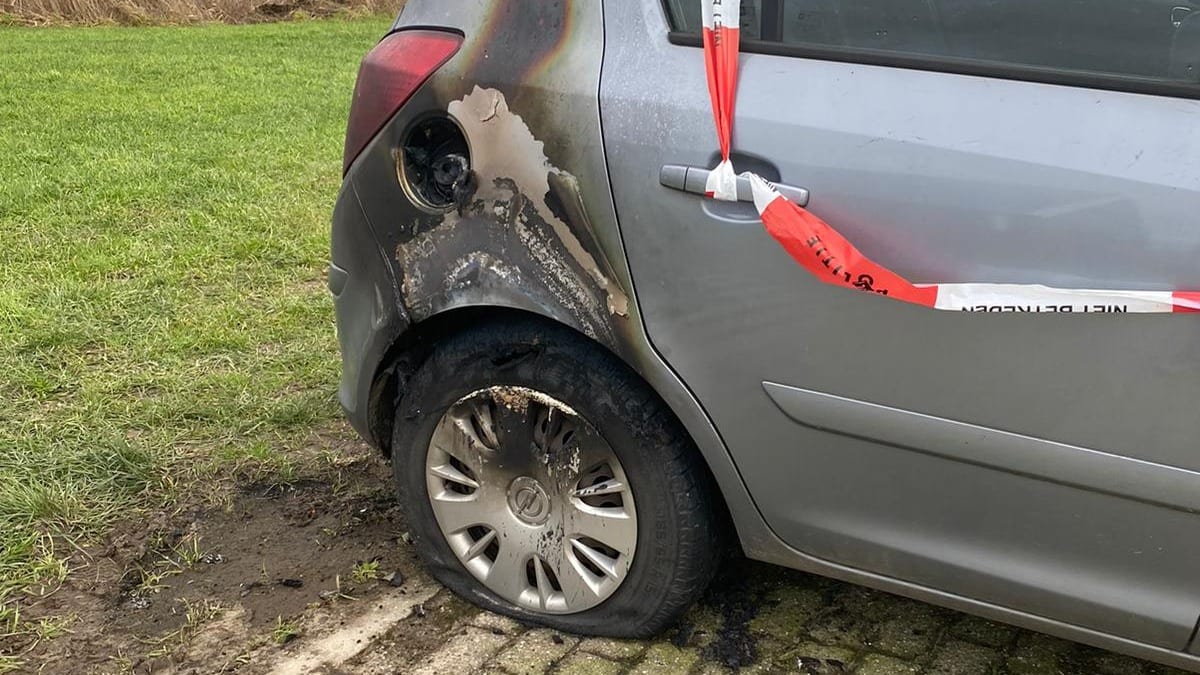 Auto van karpervisser Bas gaat in vlammen op tijdens het vissen