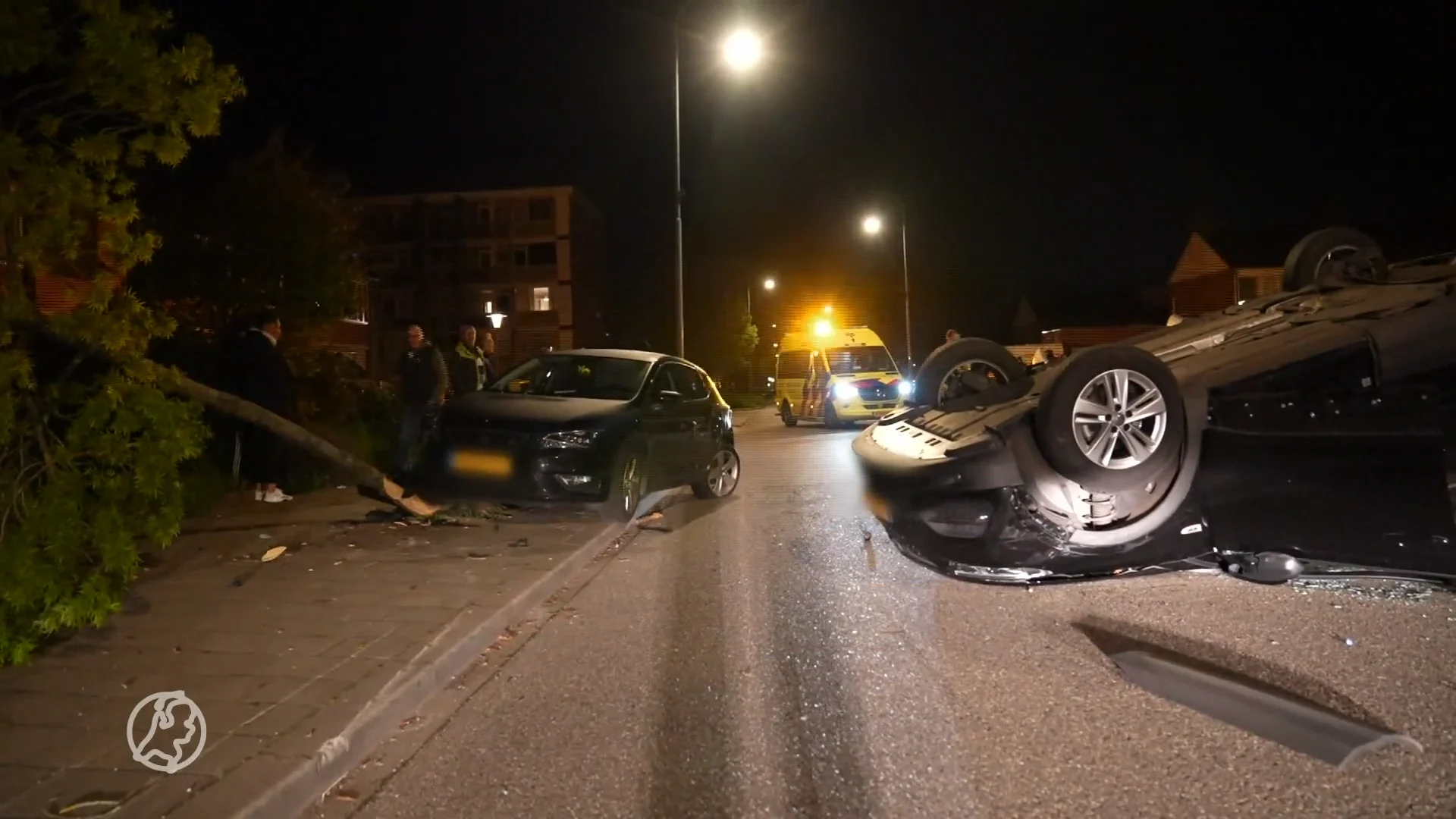Auto belandt op de kop, ander voertuig ramt boom
