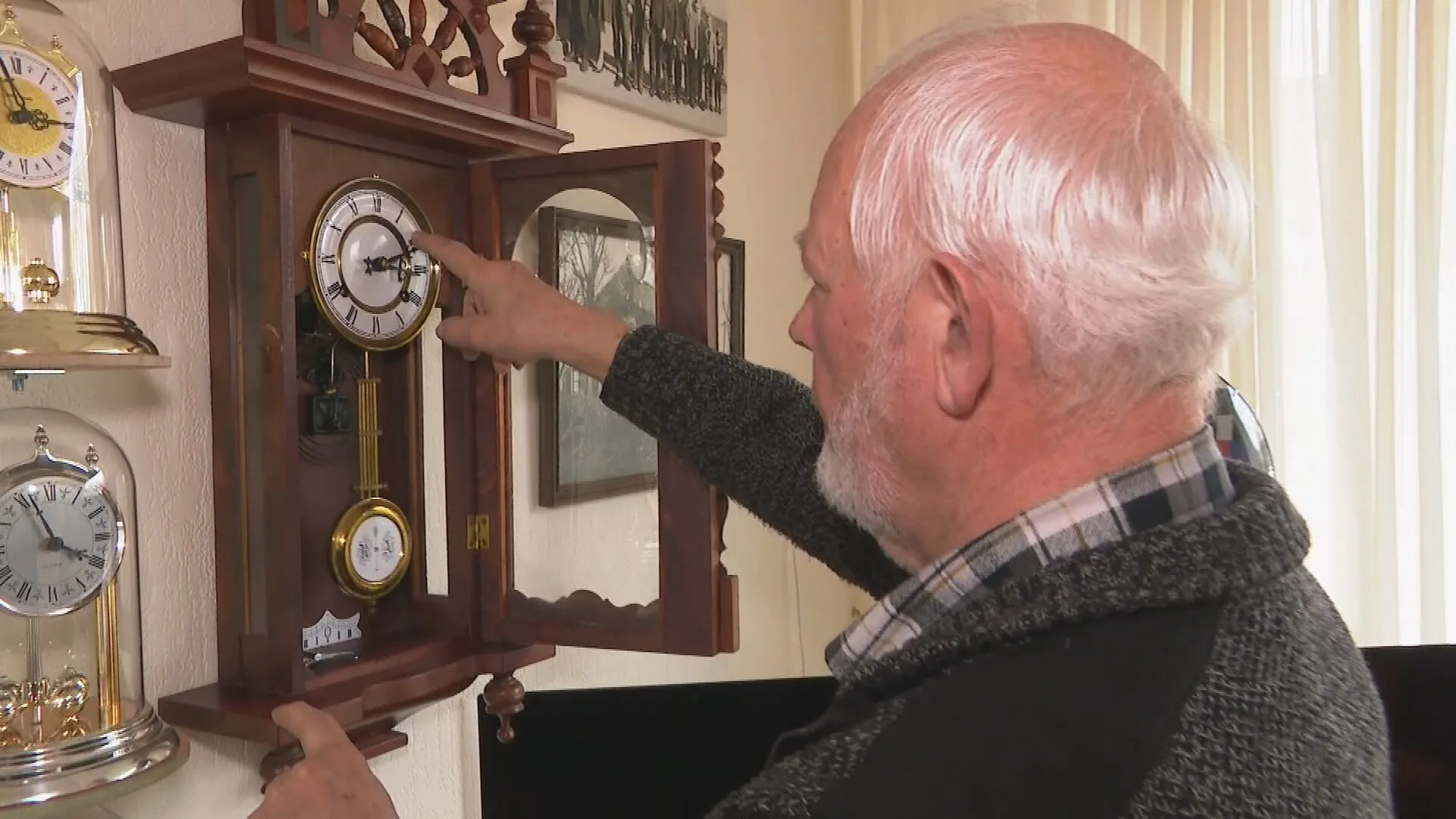 Klokkenverzamelaar Harrie (79) wacht monsterklus met ingaan zomertijd