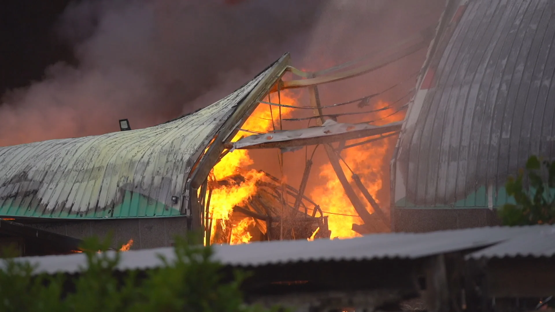 Grote brand in Rotterdam onder controle, wel nog steeds rook