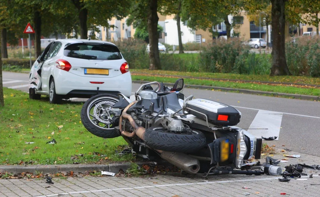 Motoragent gewond naar het ziekenhuis na aanrijding in Den Bosch