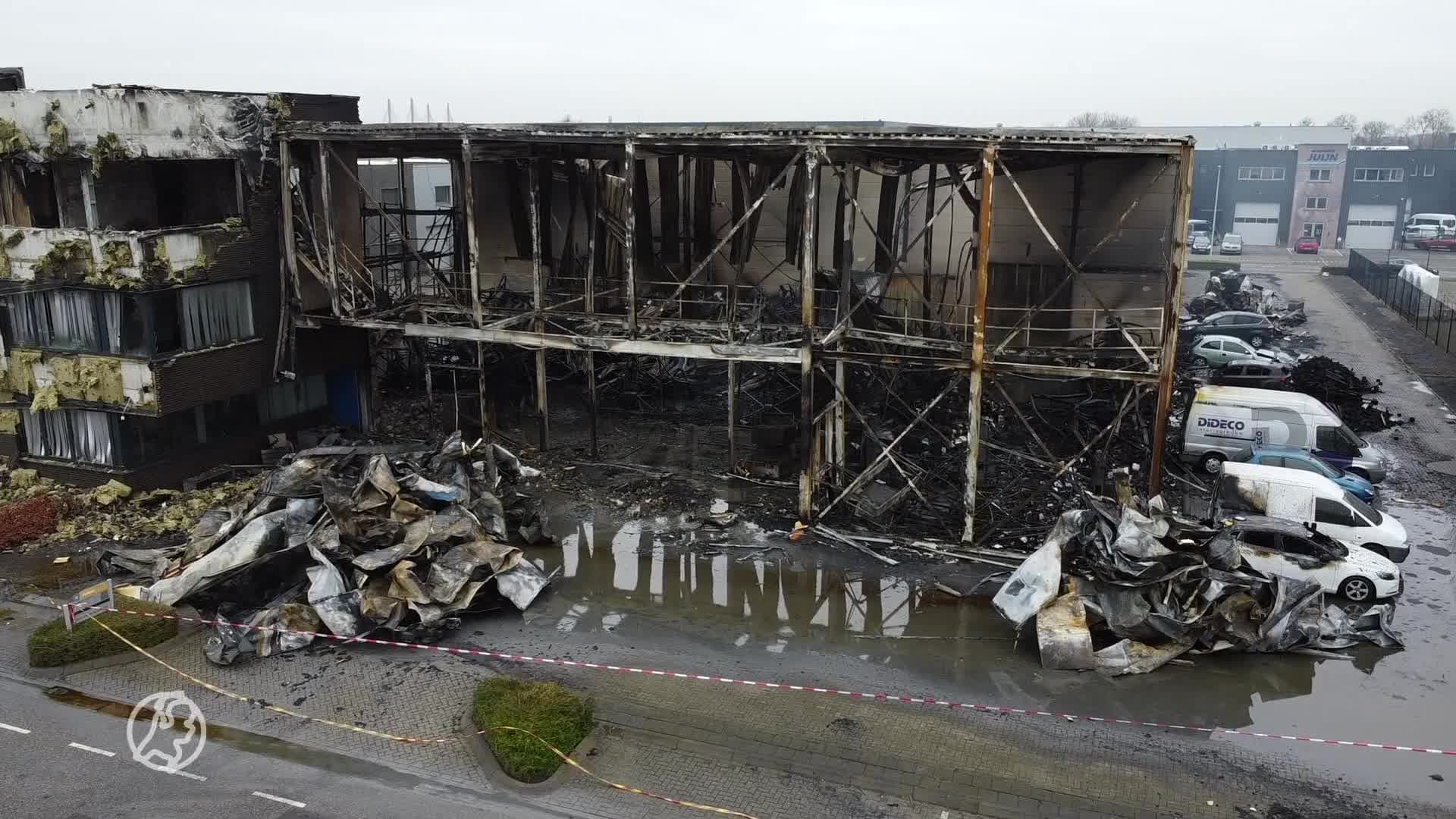 Eigenaar pand Zaltbommel keert terug van vakantie als bedrijf in brand staat