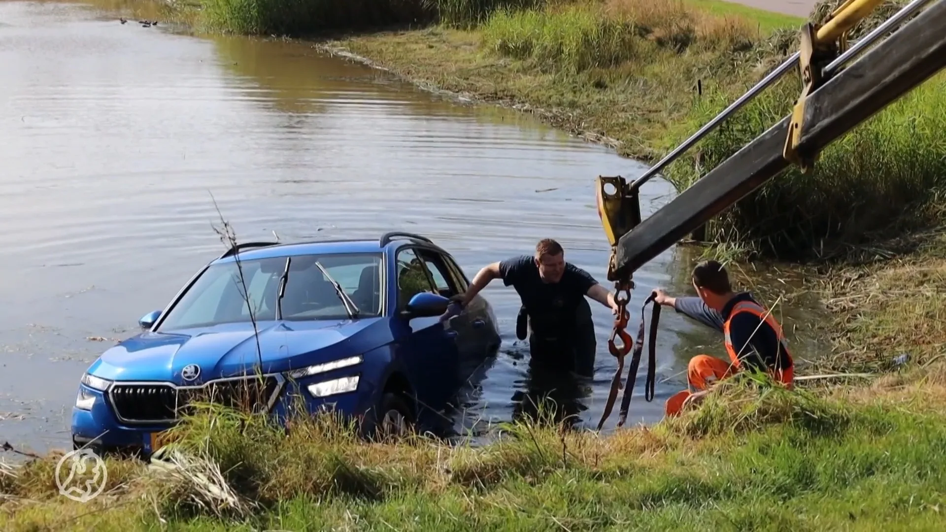 Vader vergeet handrem: auto met kinderen rolt vijver in Leek in