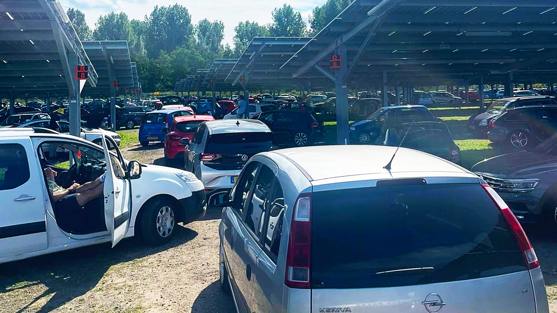 Chaos en urenlange files door vertrekkende Lowlands-fans: 'Kom niet eens het terrein af'