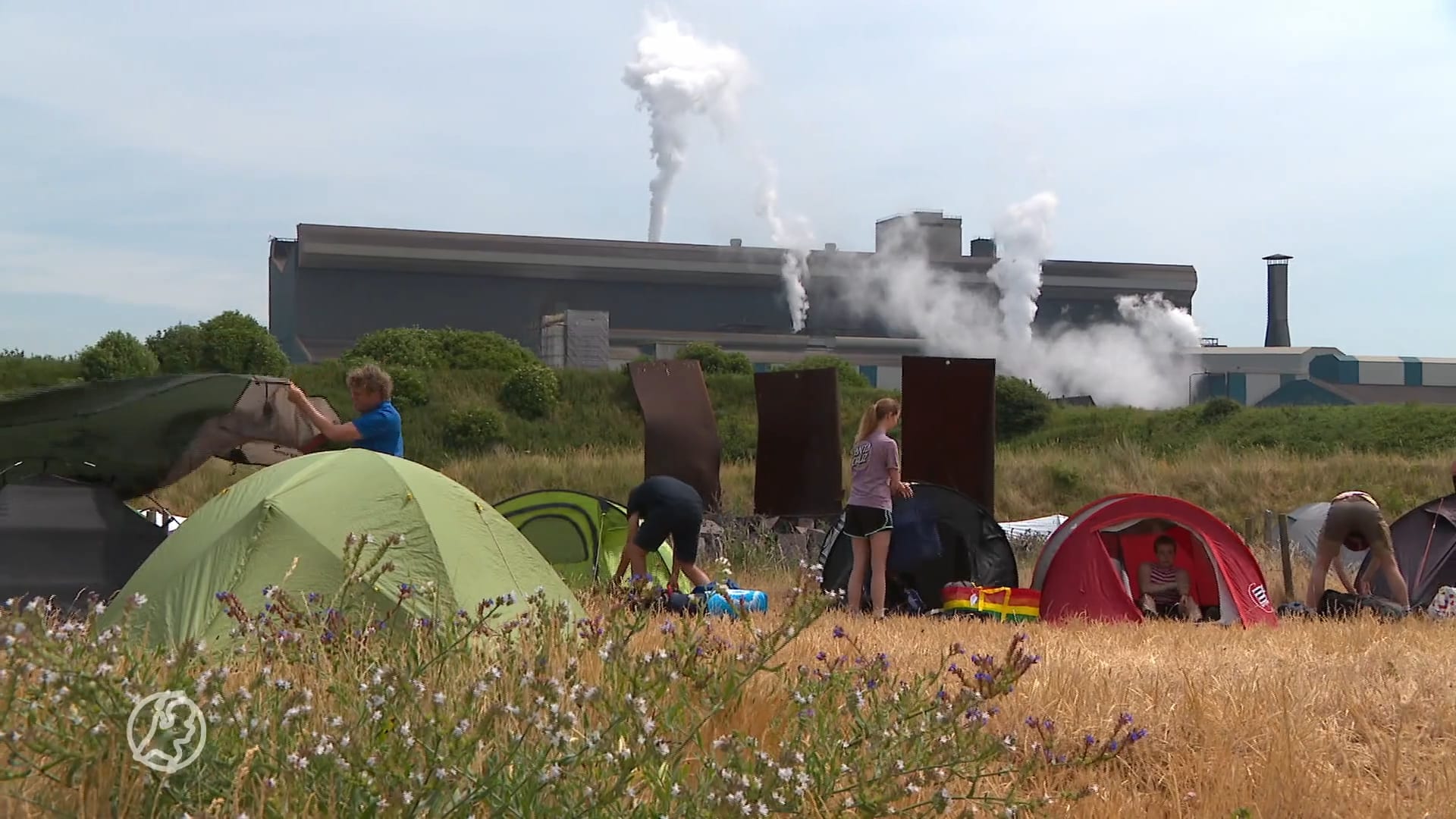 Honderden demonstranten bouwen kamp op bij Tata Steel: 'Hier 50 procent meer kans op longkanker'