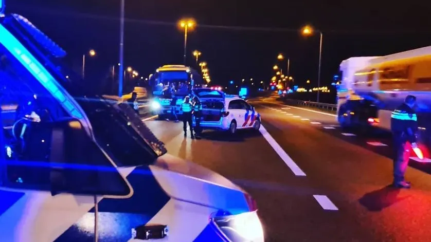 Spookrijdende touringcar met 52 inzittenden op A2, snelweg tijdelijk afgesloten