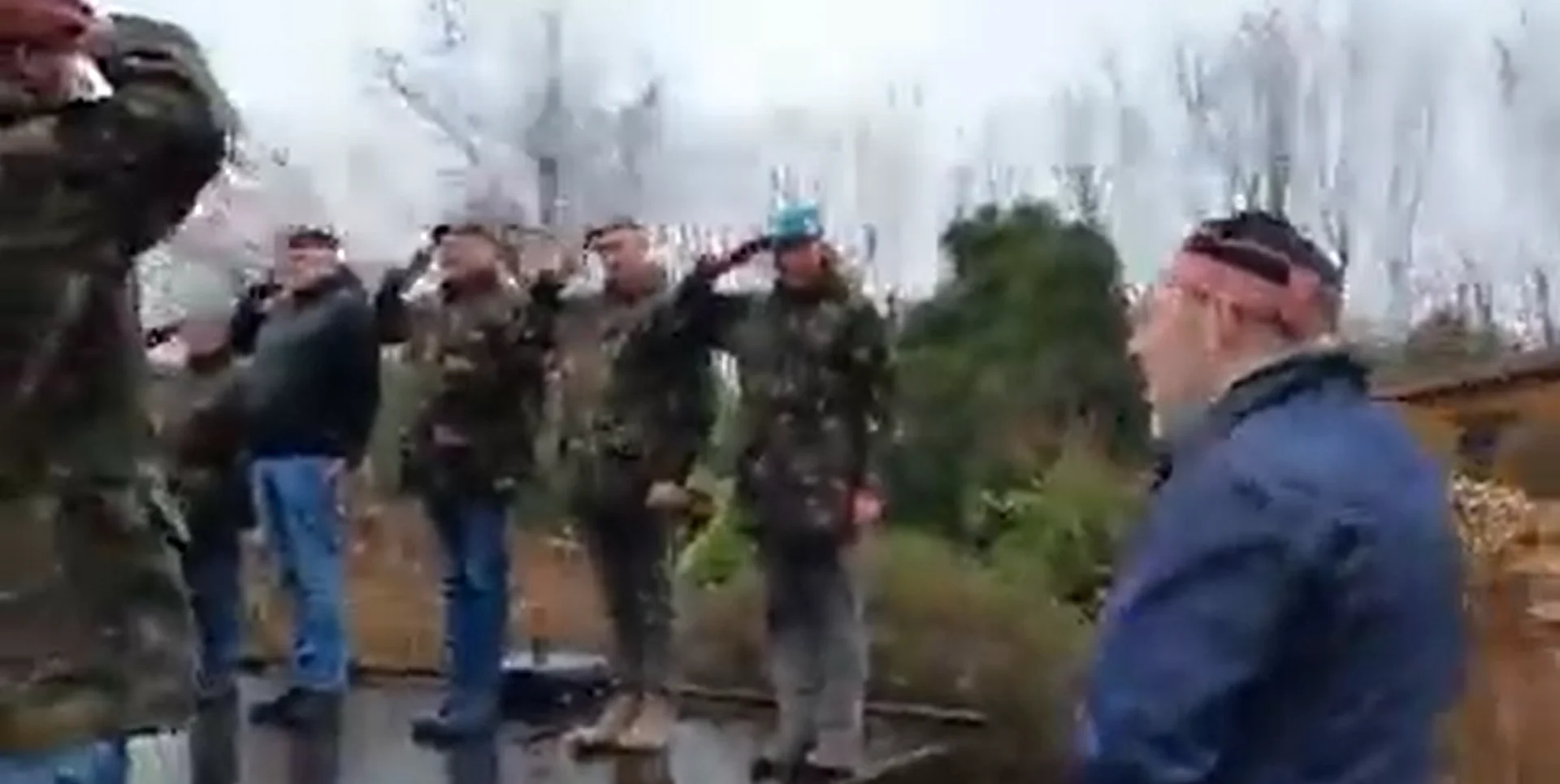 Man na maand gevangenis onthaald met 'militaire groet': 'Verschrikkelijke vertoning'