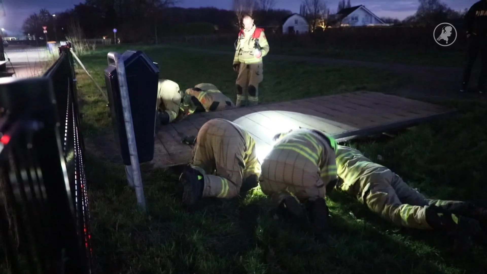 Vuurwerk jaagt hond de stuipen op het lijf, brandweer in actie