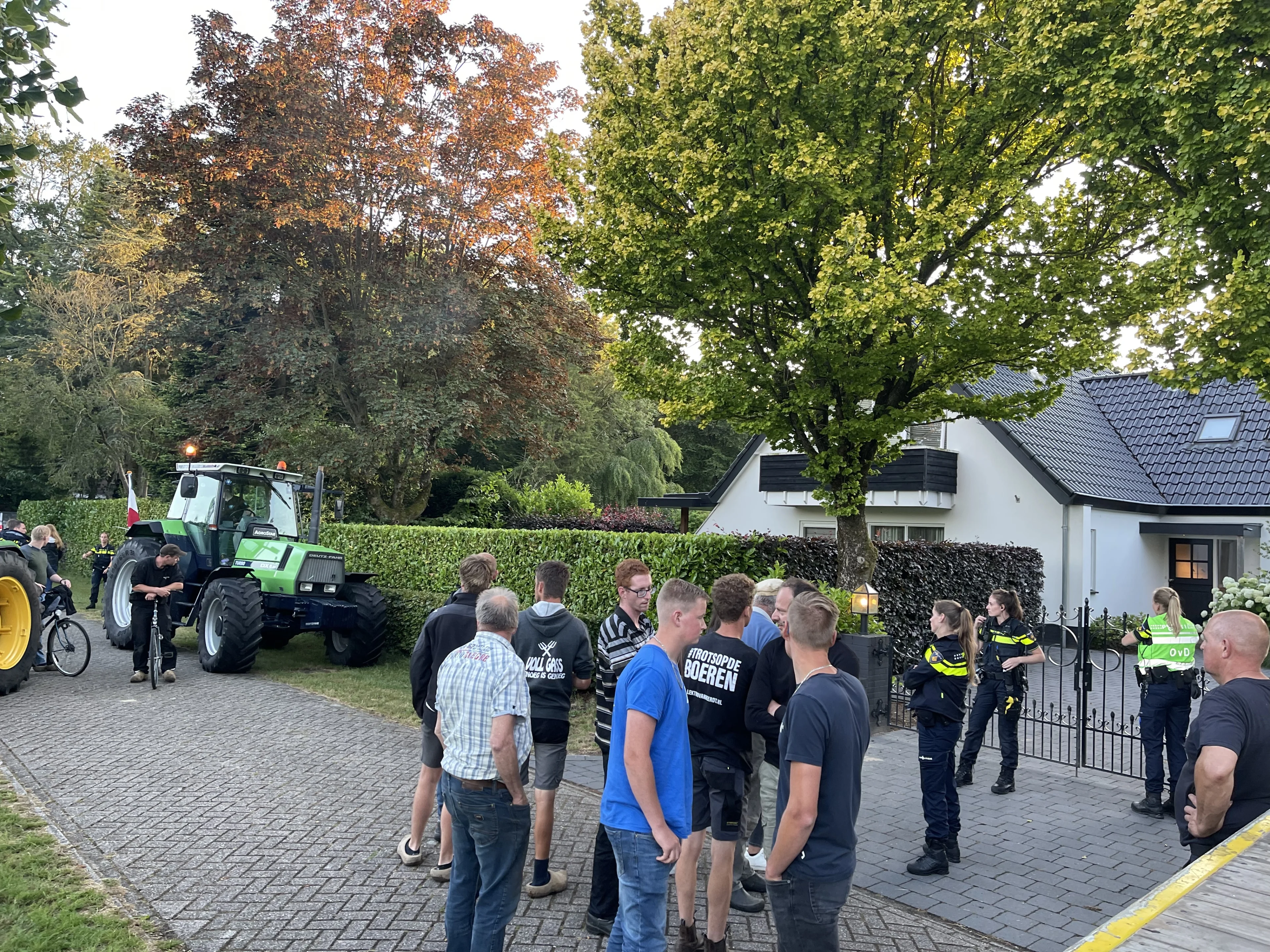 Boeren brengen opnieuw bezoekje aan woning minister Van der Wal, politie plaatst bewakingspost