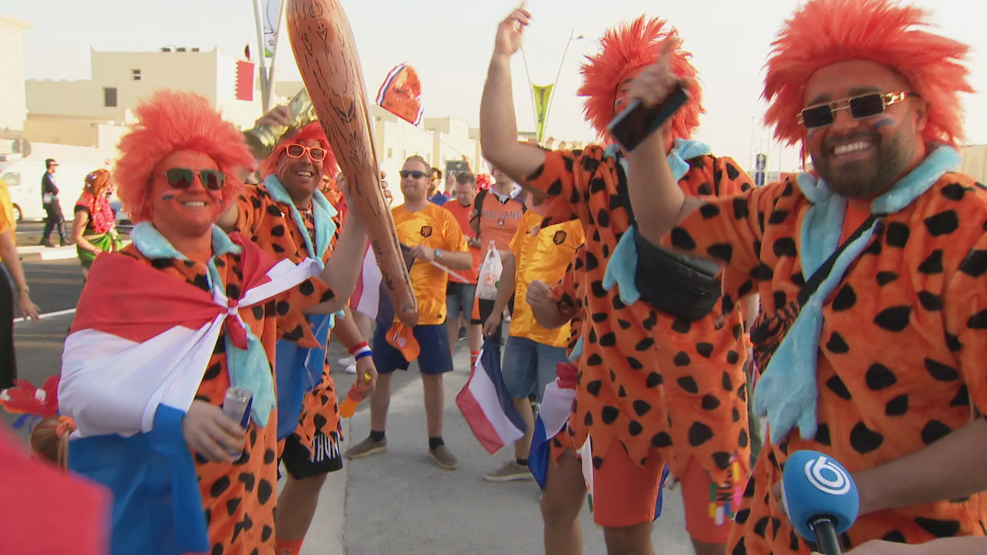 De 'Oranje Flintstones' zijn een ware bezienswaardigheid in Qatar